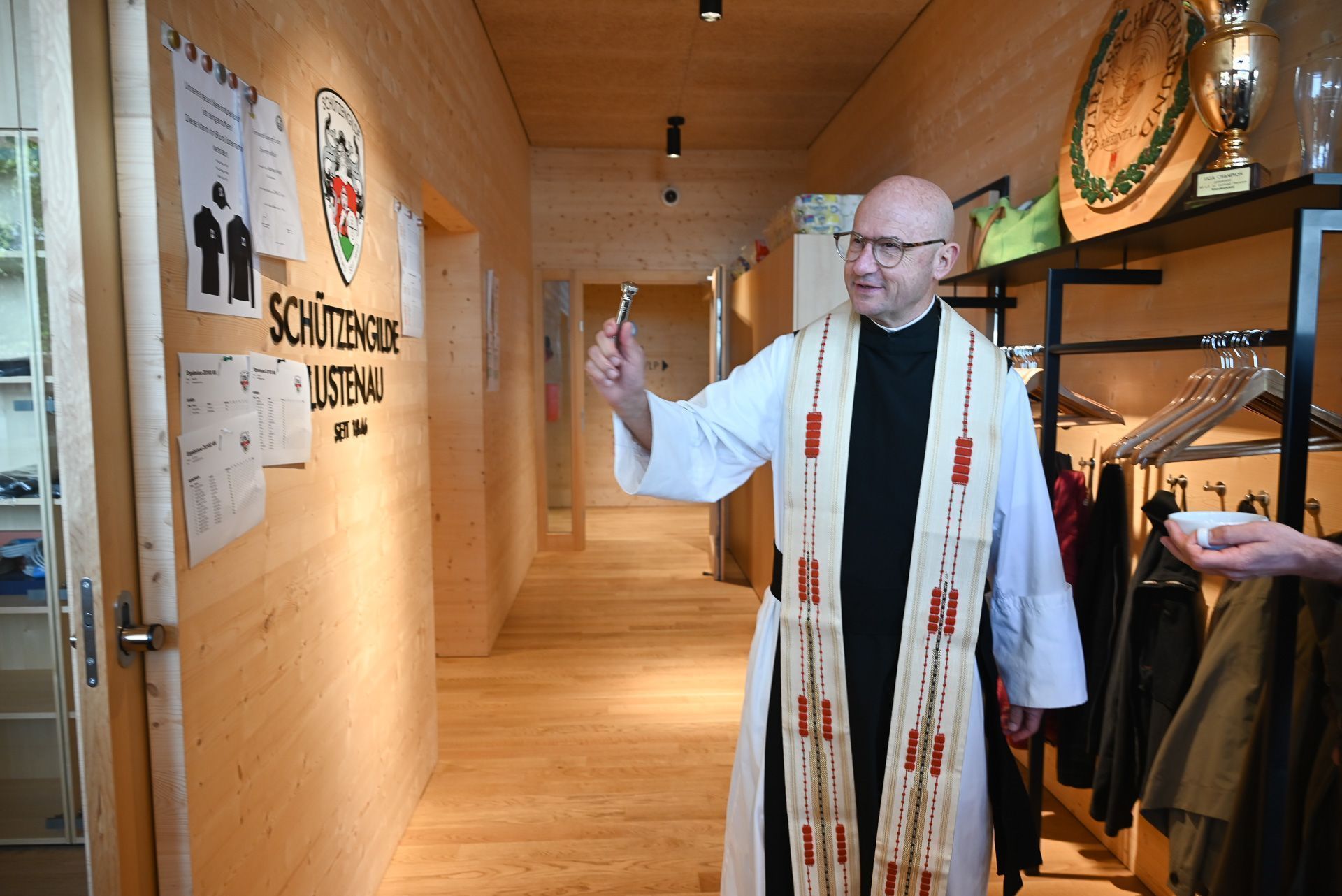 Pater Dietmar Gopp segnete jeden Schulungs- und Trainingsraum.