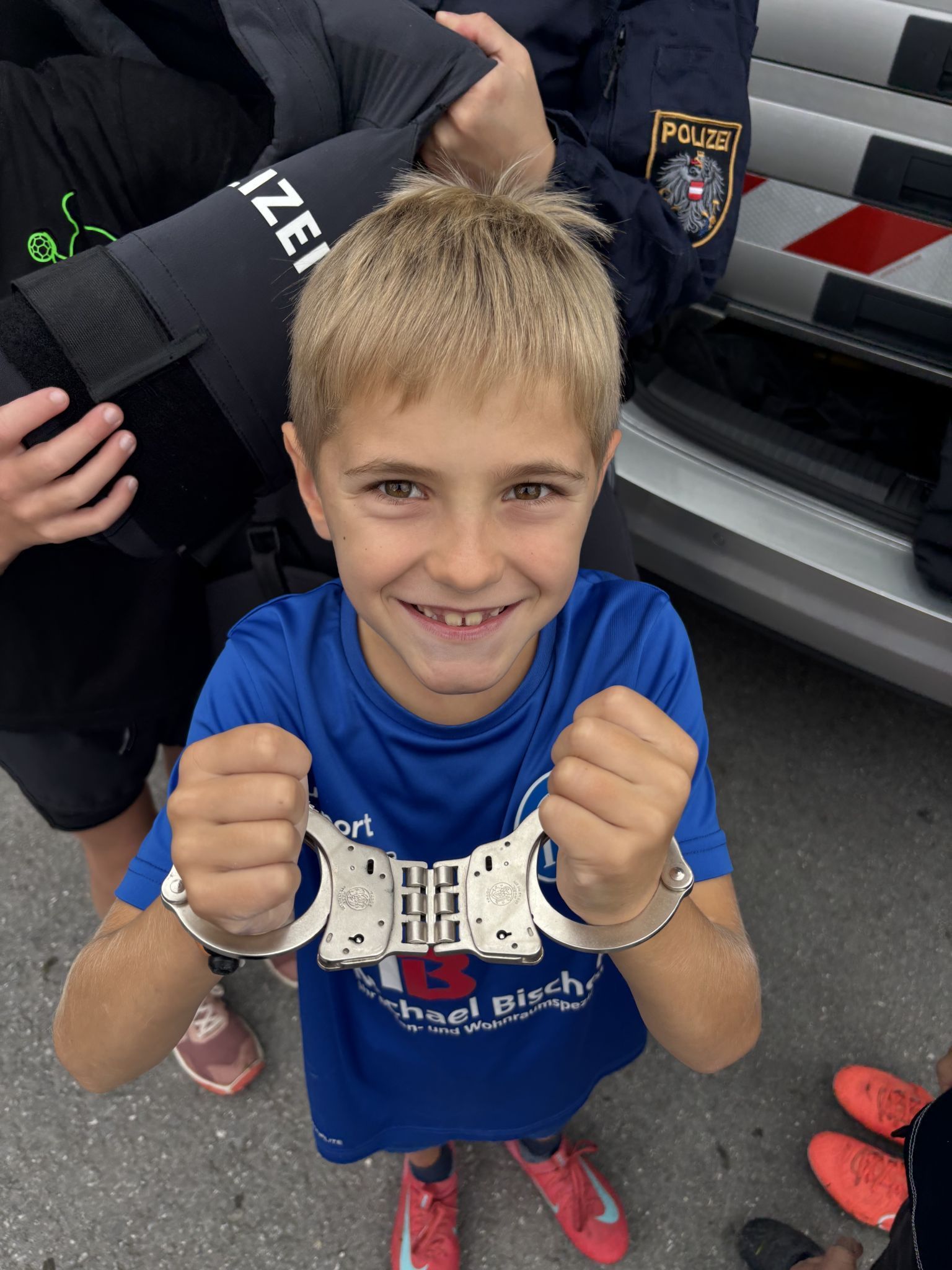 Jakob wurden zum Spaß die Handschellen angelegt. 