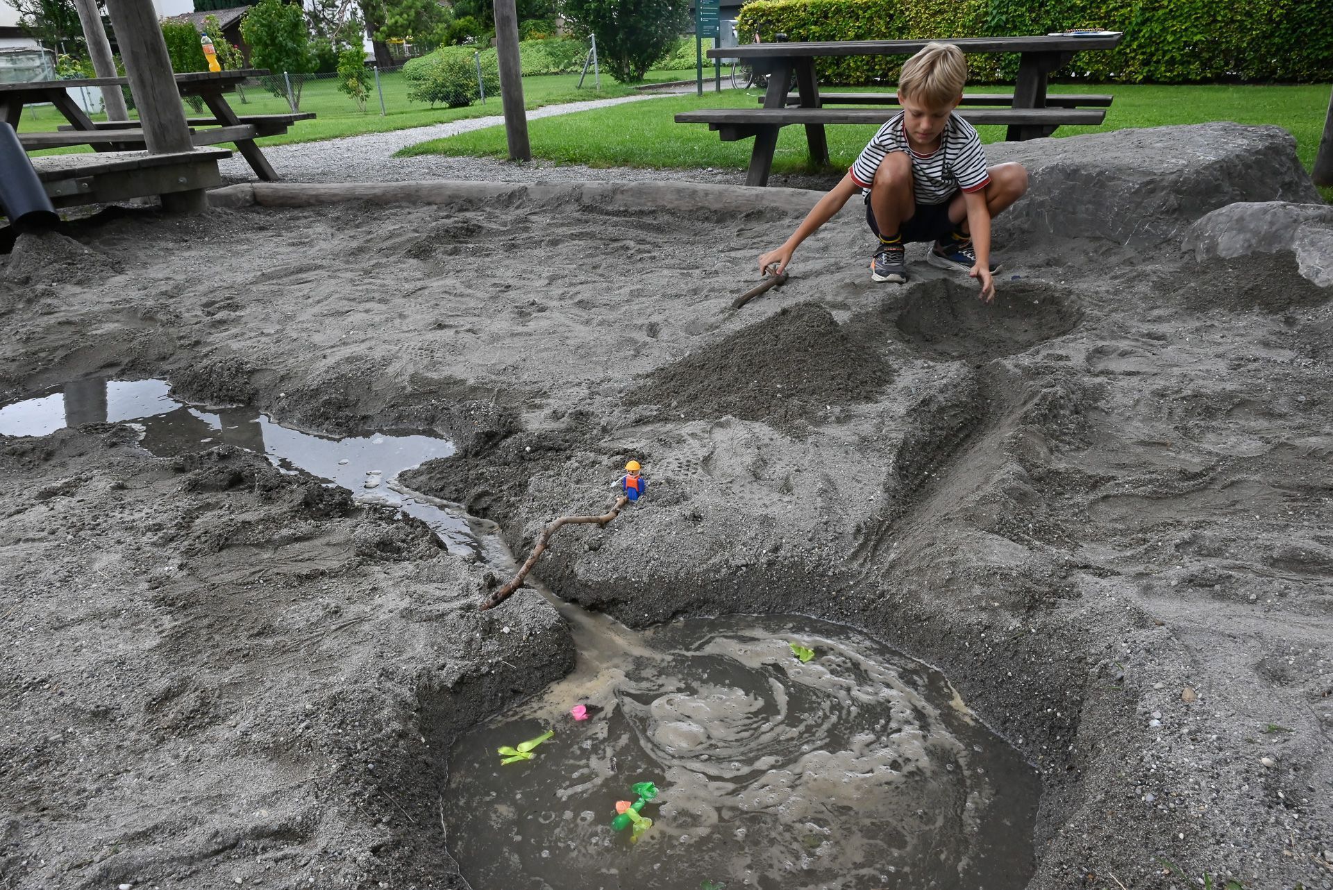 Schnell wussten die beiden Spielplatz-Tester, was sie an diesem Spielplatz machen wollen: Ein Fluss inklusive See wurde von ihnen gebaut.