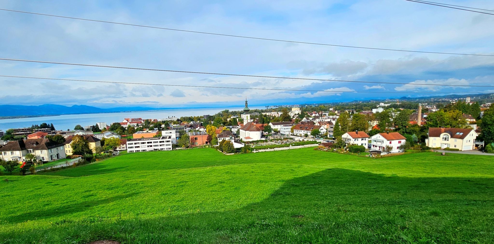 Hoch über der Bodenseegemeinde Lochau thront das Alten- und Pflegewohnheim Jesuheim und begeistert mit diesem wunderbaren Ausblick.