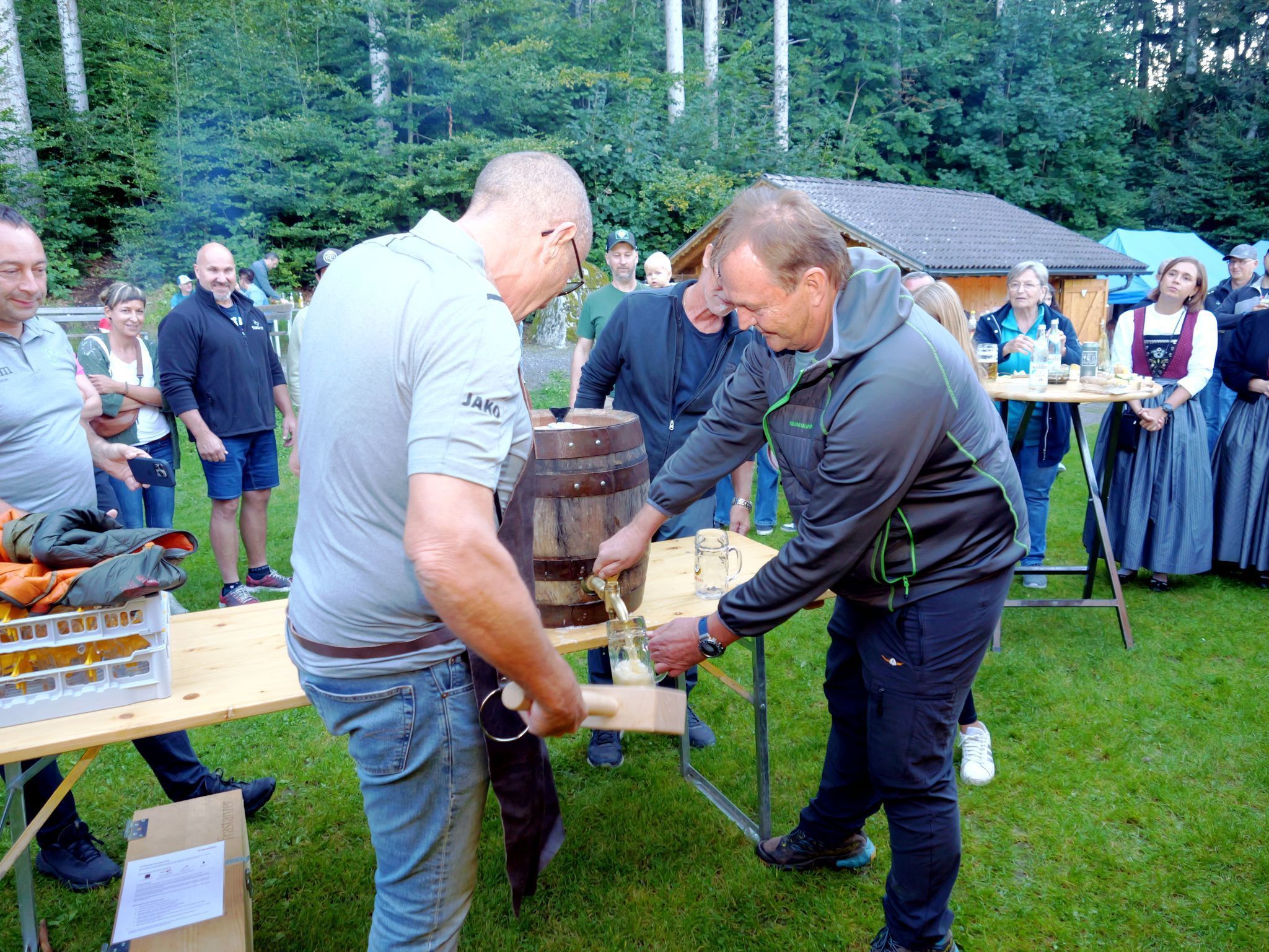 Voller Einsatz am Fass: Bürgermeister Walter Gohm beim traditionellen Fassanstich am Festzelt.