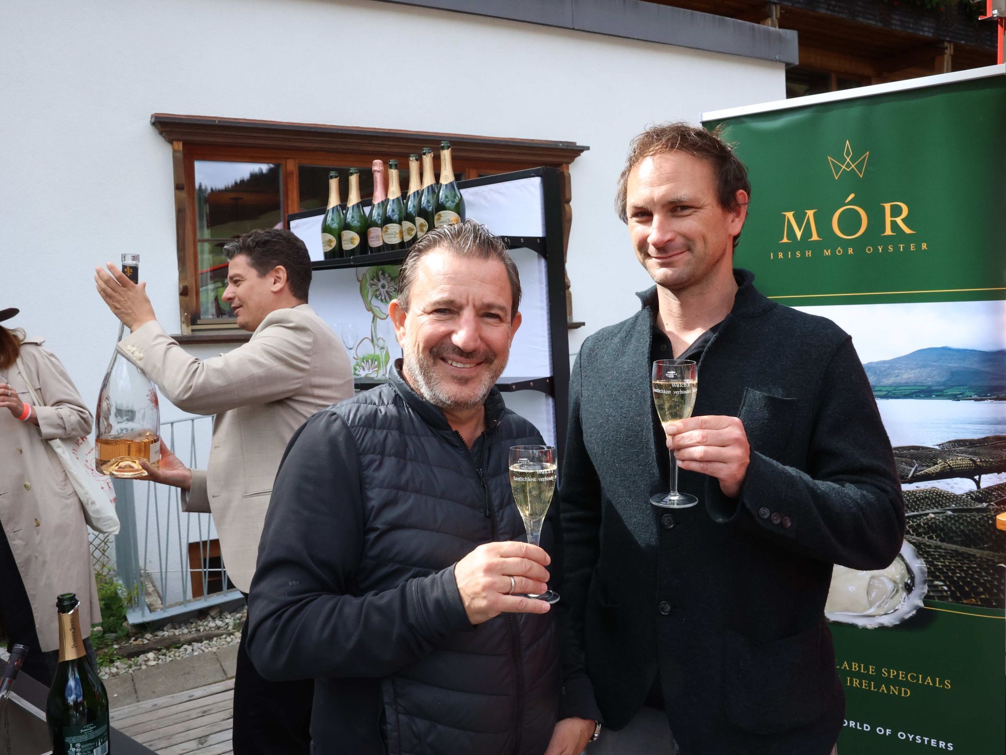 Lukas Marberger (Pernod Ricard) und Austernzüchter Jean van de Osterij.