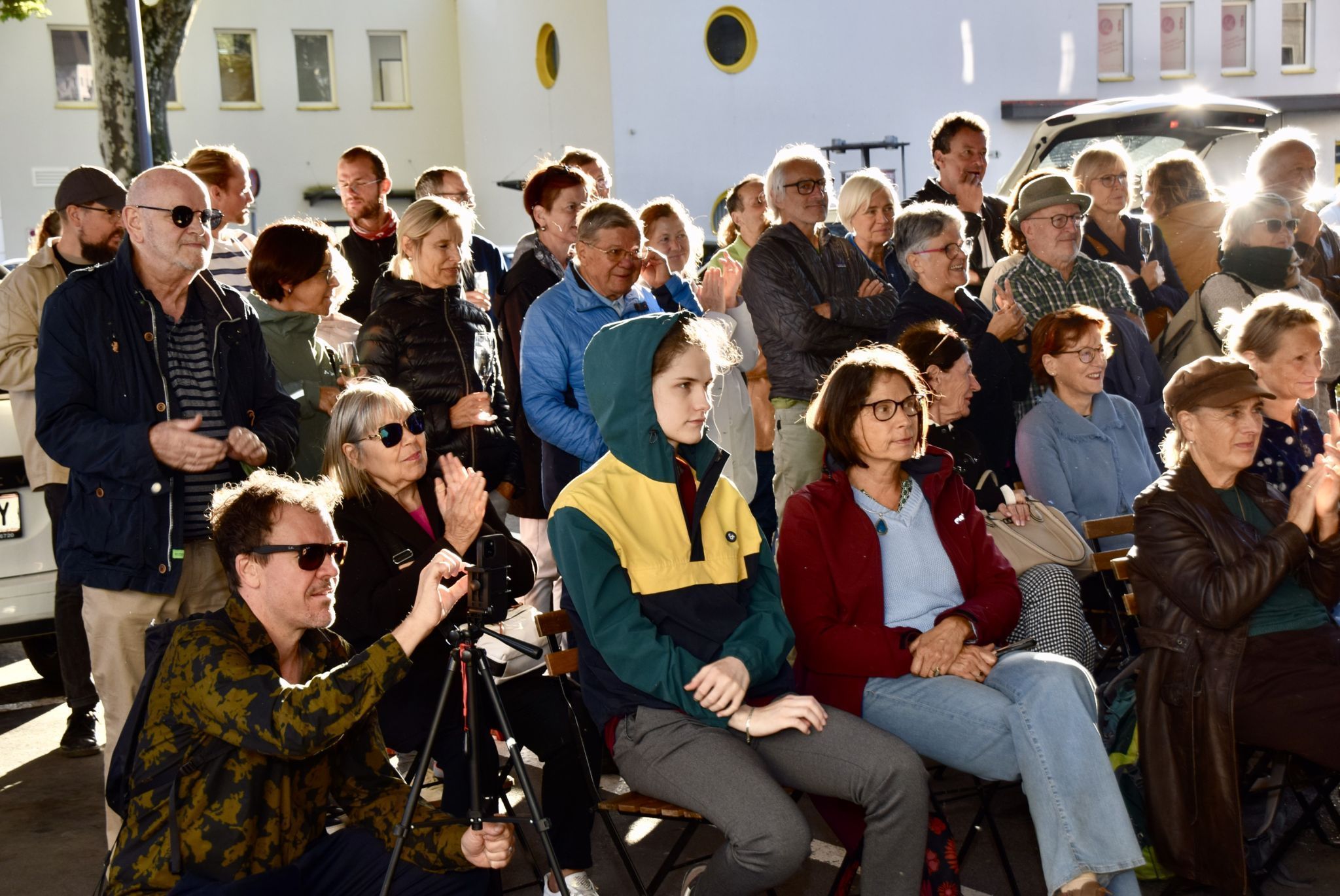 Die interessierten Besucherinnen und Besucher der Vernissage „Betonsonne – Kunst unter der Brücke“ auf dem Parkplatz an der Hermann-Sanderstraße.