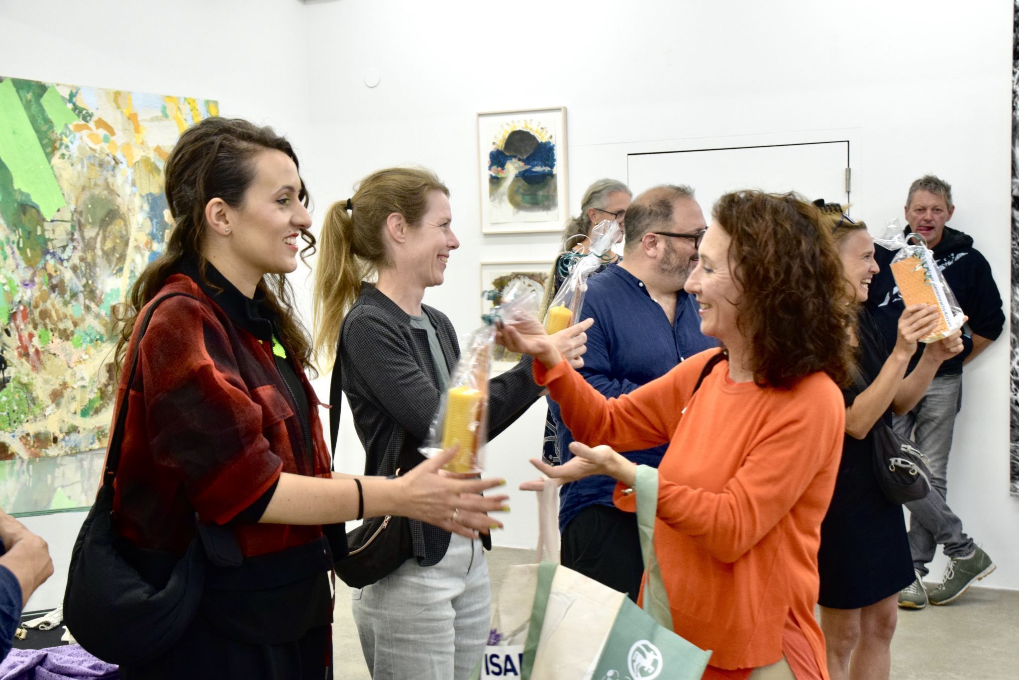 Kunstforum Montafon-Obfrau Dagmar Lang überreichte den Teilnehmerinnen und Teilnehmern des SilvrettAtelier 2024 Präsente.