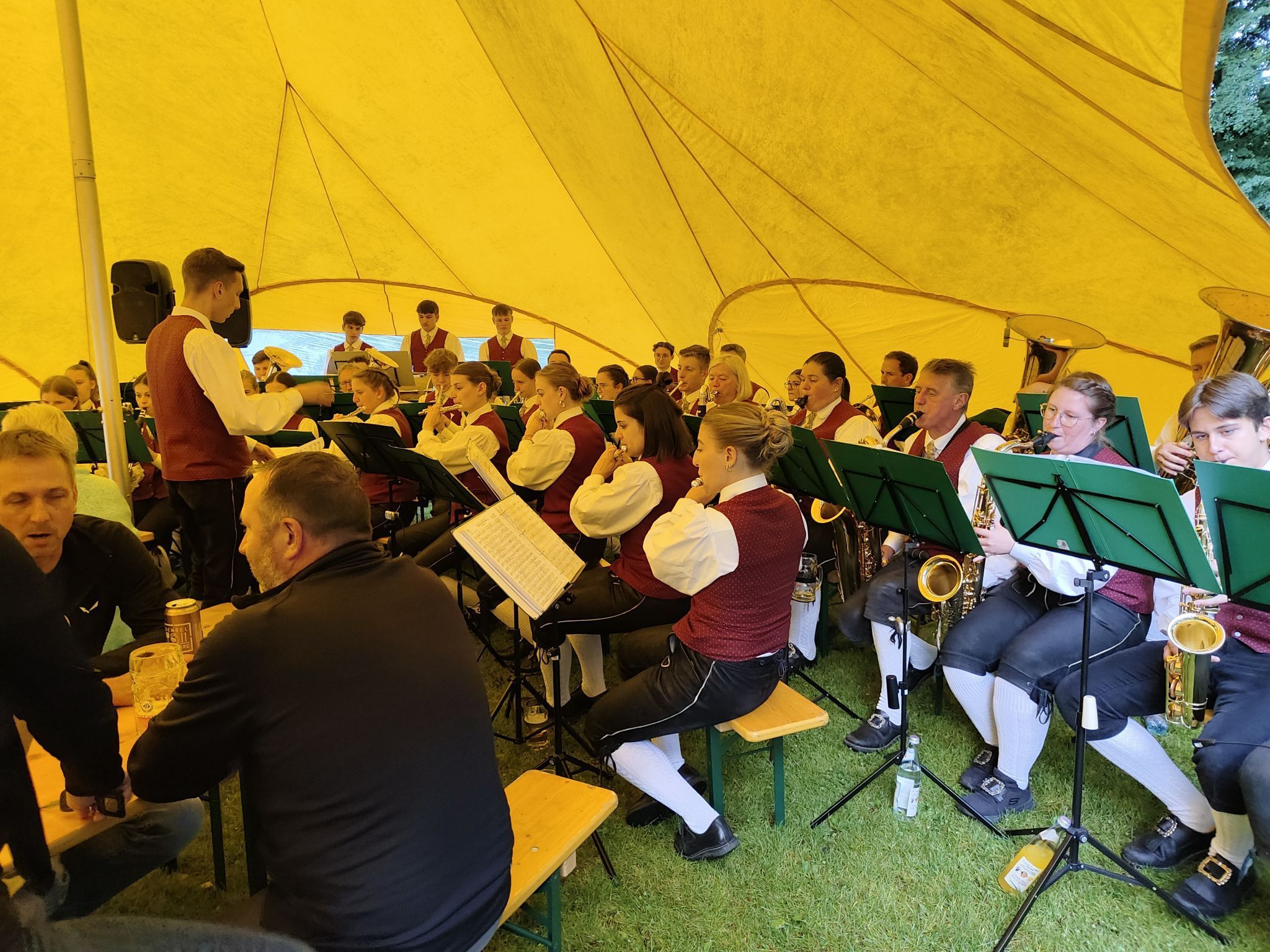 Mit Schwung dirigiert: Jugendkapellmeister David Müller führte die Kapelle durch das Platzkonzert.