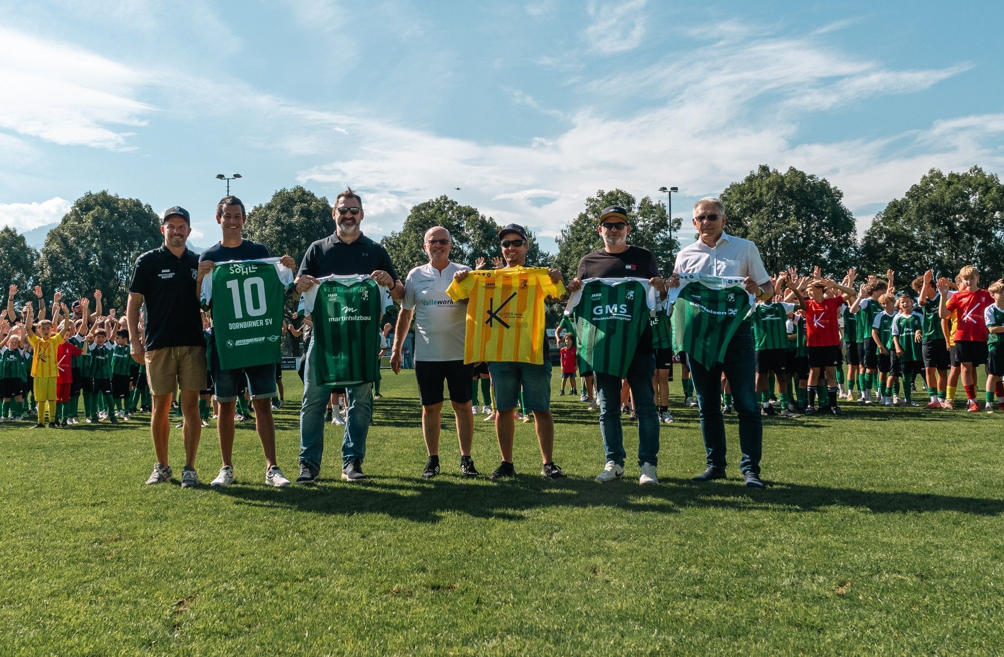 In der Halbzeitpause der Partie DSV gegen den FC Hard präsentierten die Haselstauder ihre neuen Dressen.