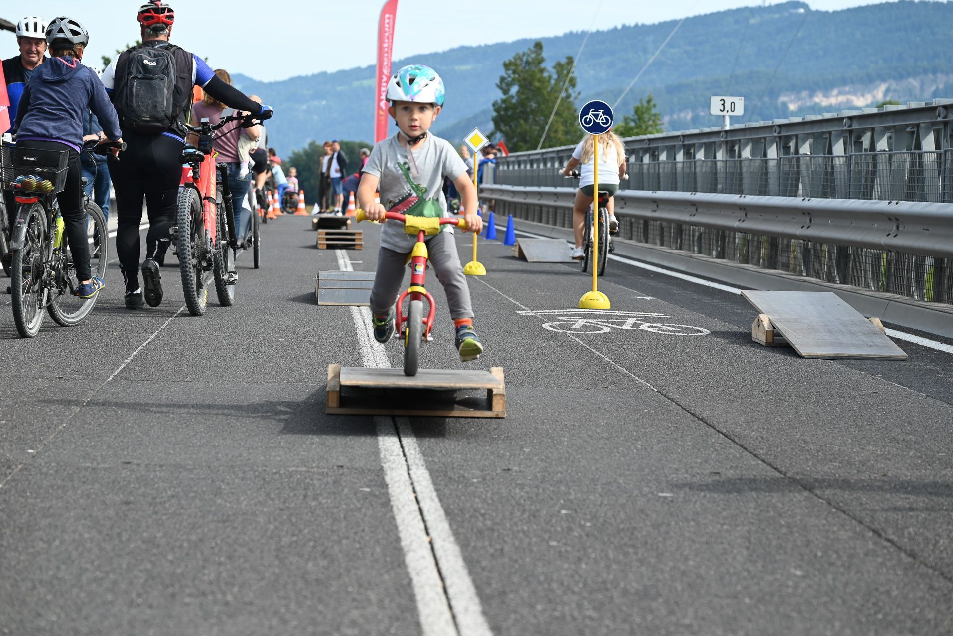 Los geht es: Mit dem Fahrrad durch das Ried. Für Kinder ist dies an normalen Tagen viel zu gefährlich.