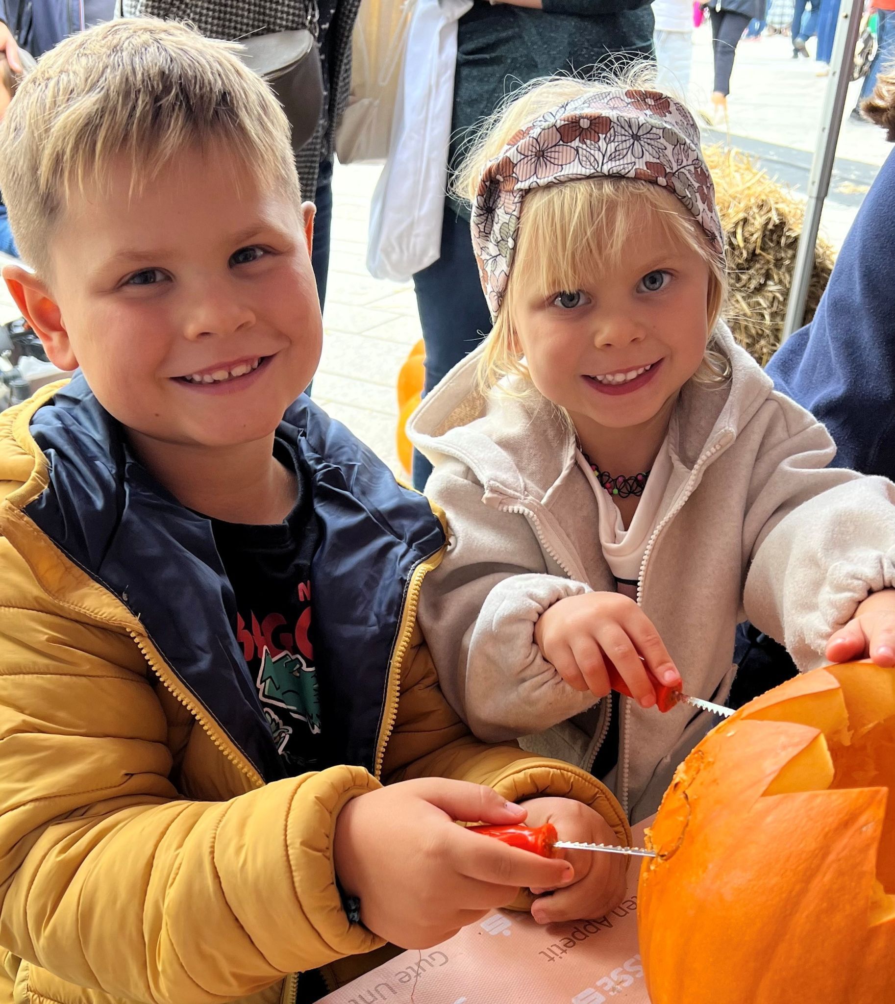 Die Kinder waren wieder mit Begeisterung beim Kürbisschnitzen dabei. 