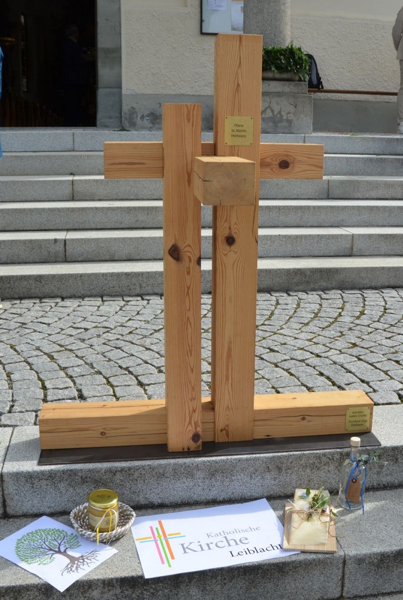 Das vom Künstler Hans Sturn gestaltete Holzkreuz als Symbol der Verbundenheit der neuen Katholischen Kirche Leiblachtal.