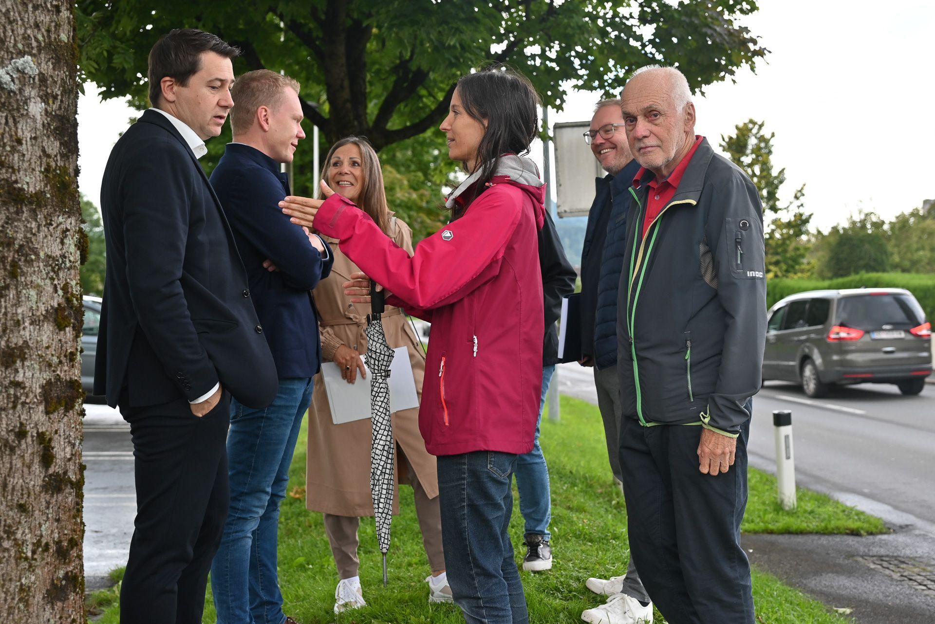 Die Anrainer schilderten den beiden Politikern, die gefährlichen Situationen an der Zellgasse.