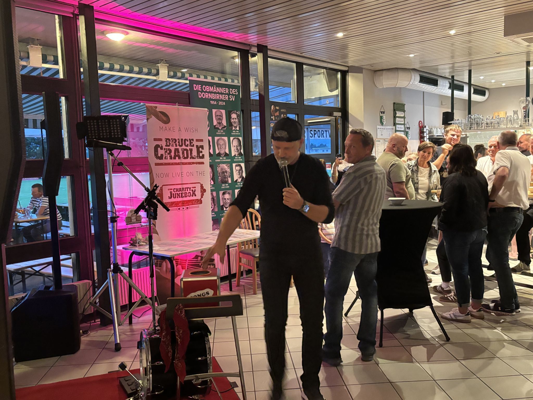 An der Juke-Box konnten sich die Besucher Lieder für eine freiwillige Spende wünschen. 