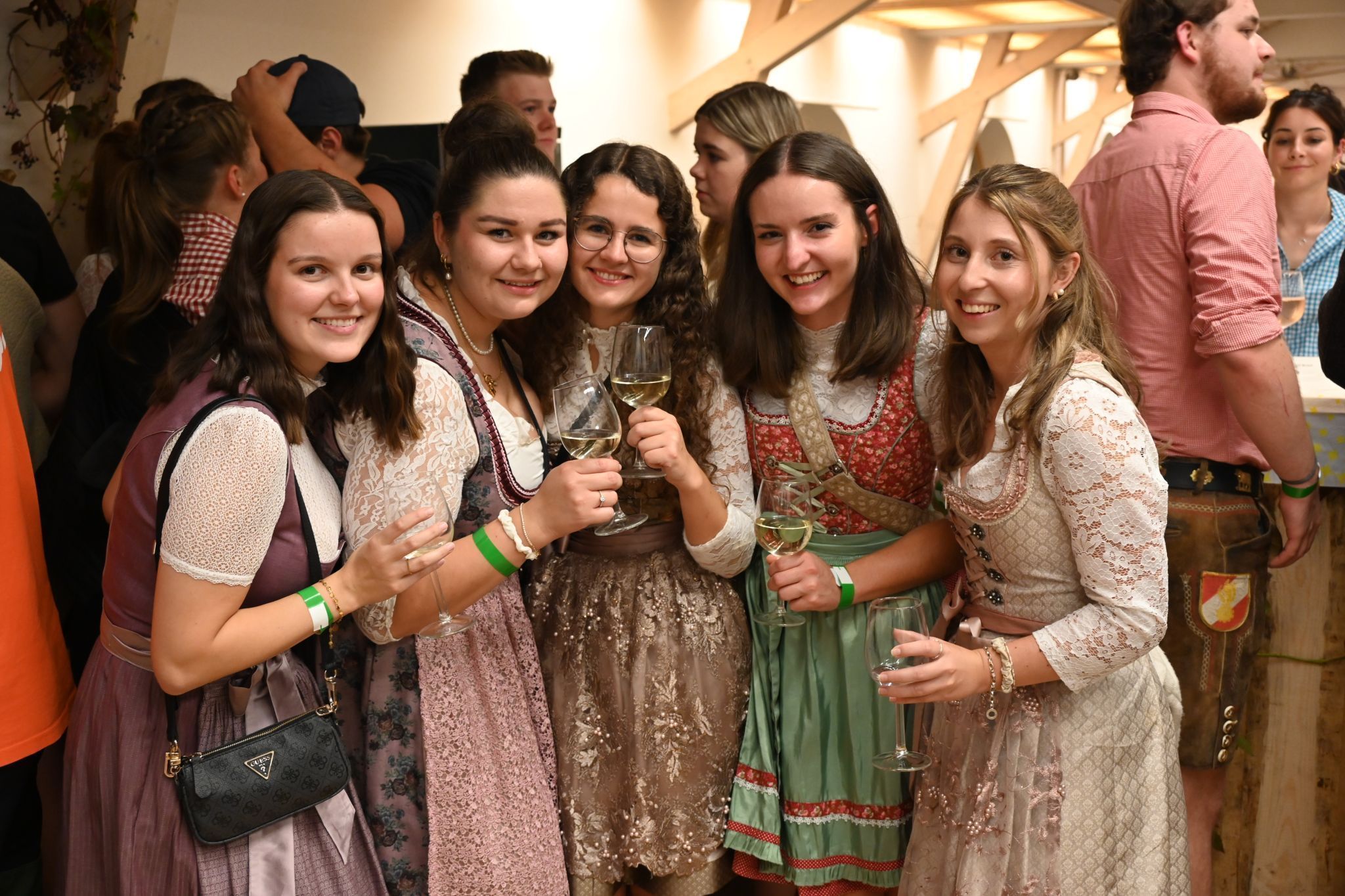 Junge Damen im Dirndl - bereit für die Dirndlköniginnen-Wahl.