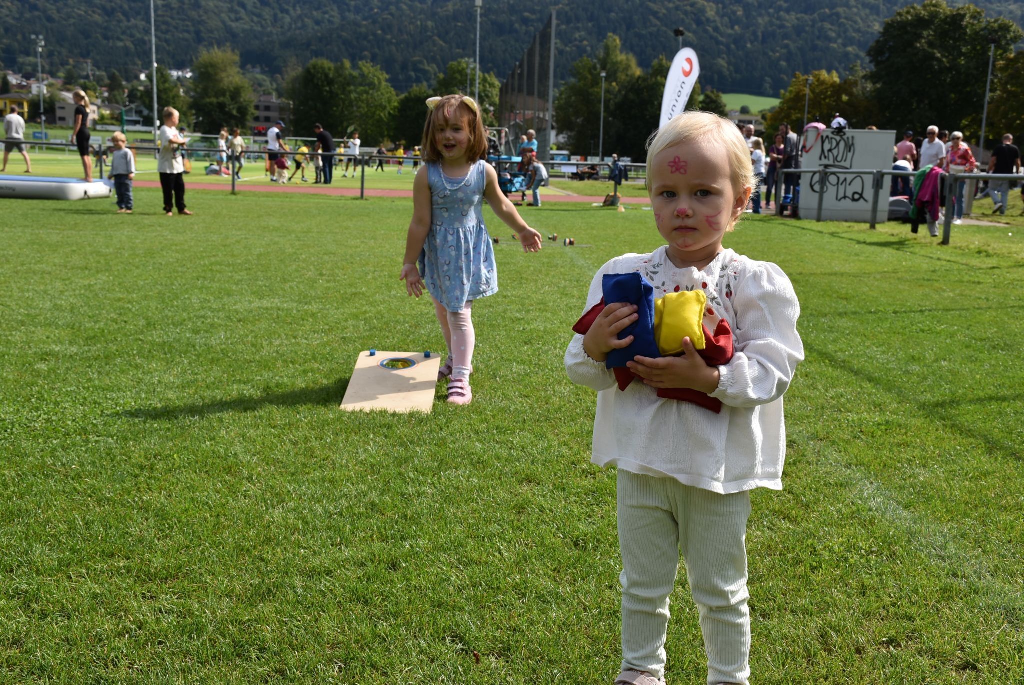 Ria mit Schwesterchen Neela Pelegrin beim Säckle Werfen