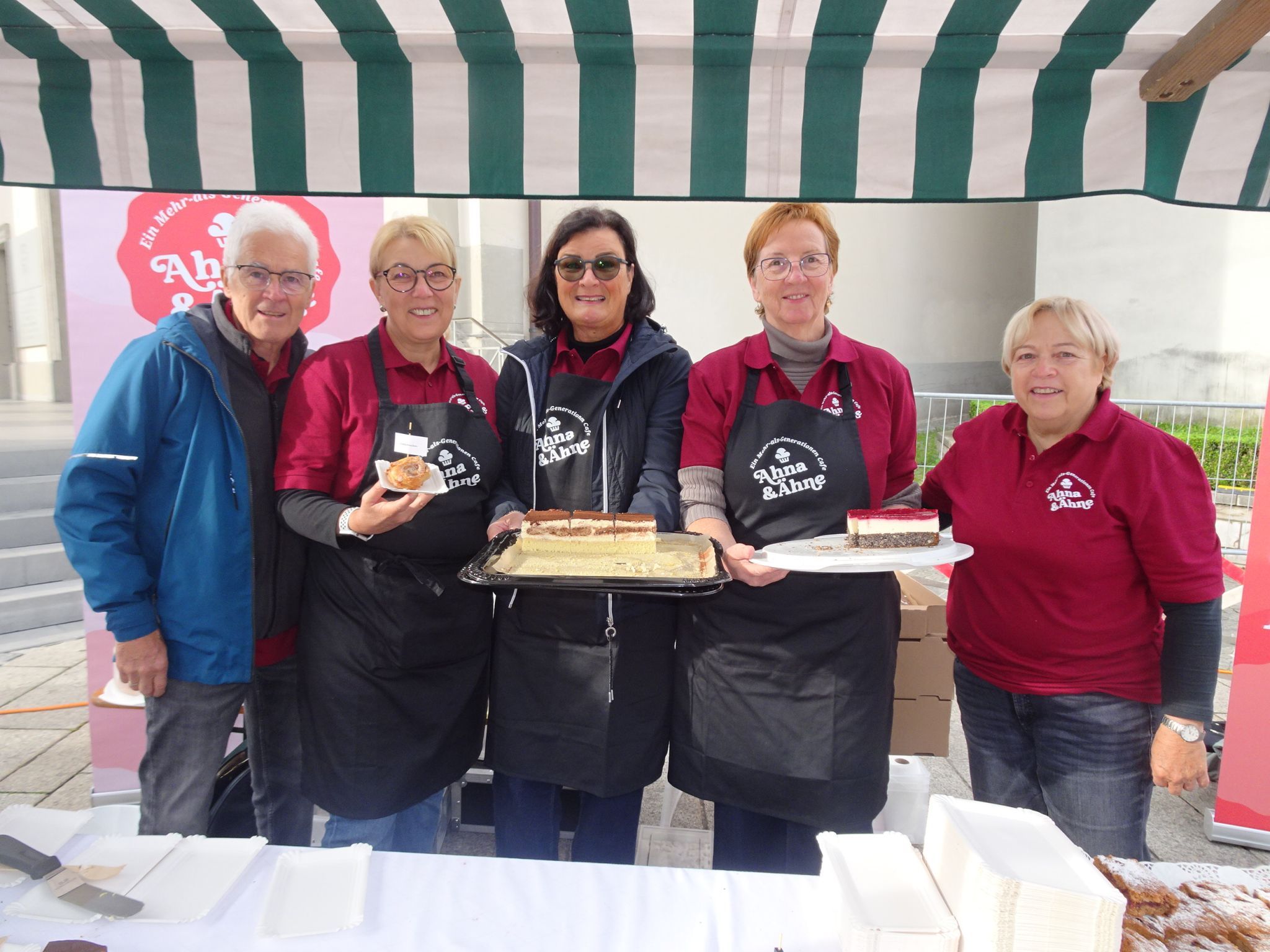 Mitglieder vom Verein Ahna & Ähne boten leckere Kuchen an. 
