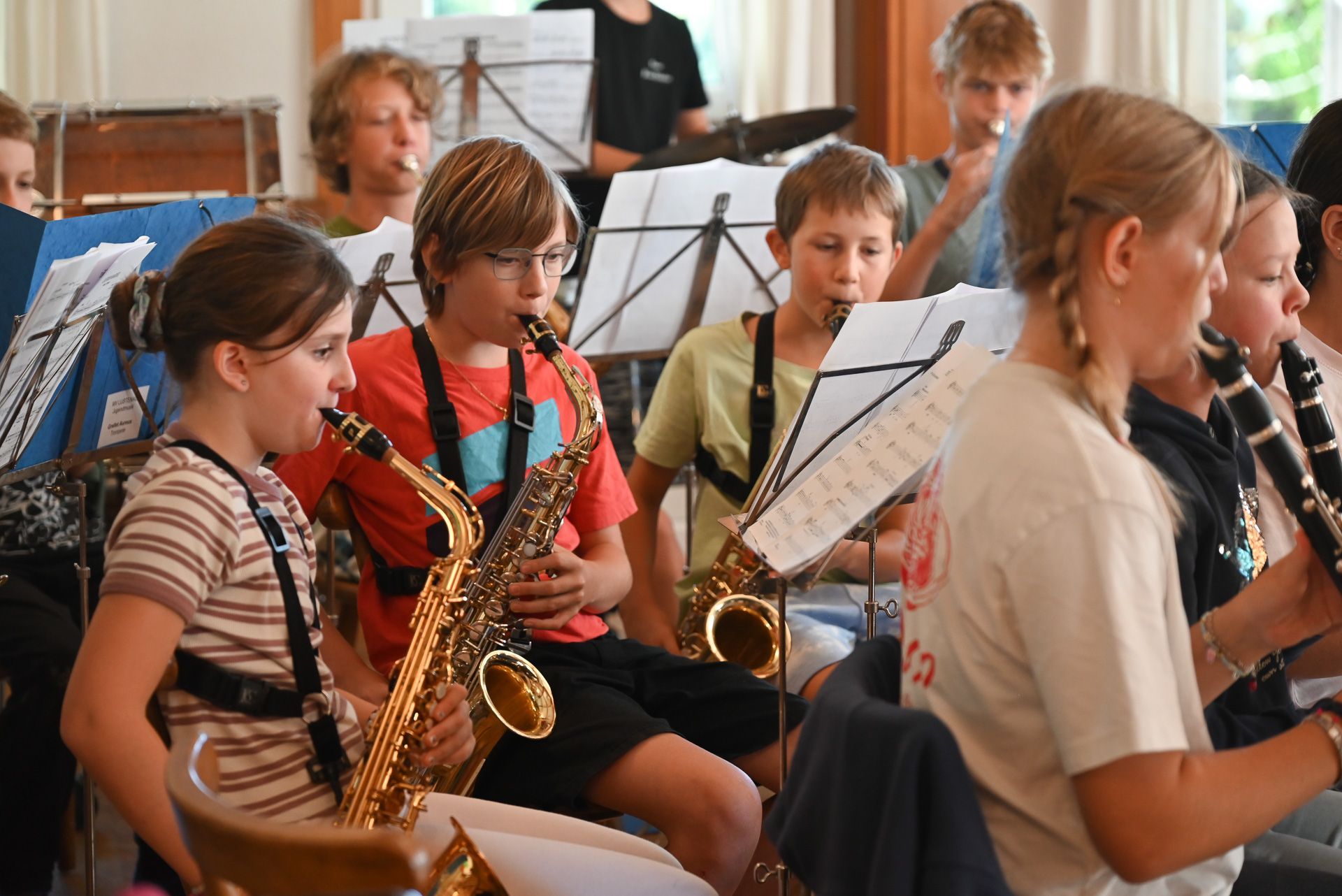 Gemeinsam musizieren die Kinder und erfreuen sich ihrer großen musikalischen Fortschritte.
