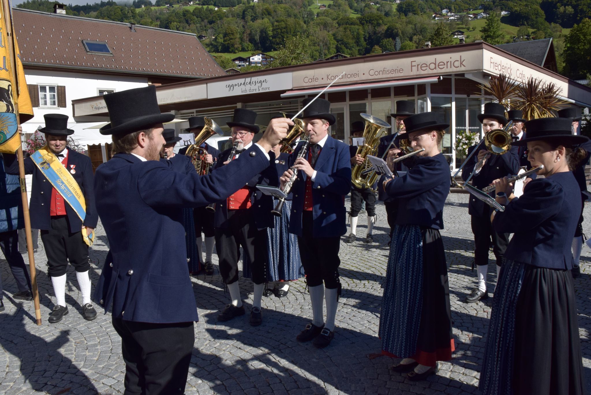 Die Harmoniemusik Schruns unter der musikalischen Leitung von Kapellmeister Florian Stemer spielte der Festversammlung nach der Messfeier ein Ständchen am Kirchplatz.
