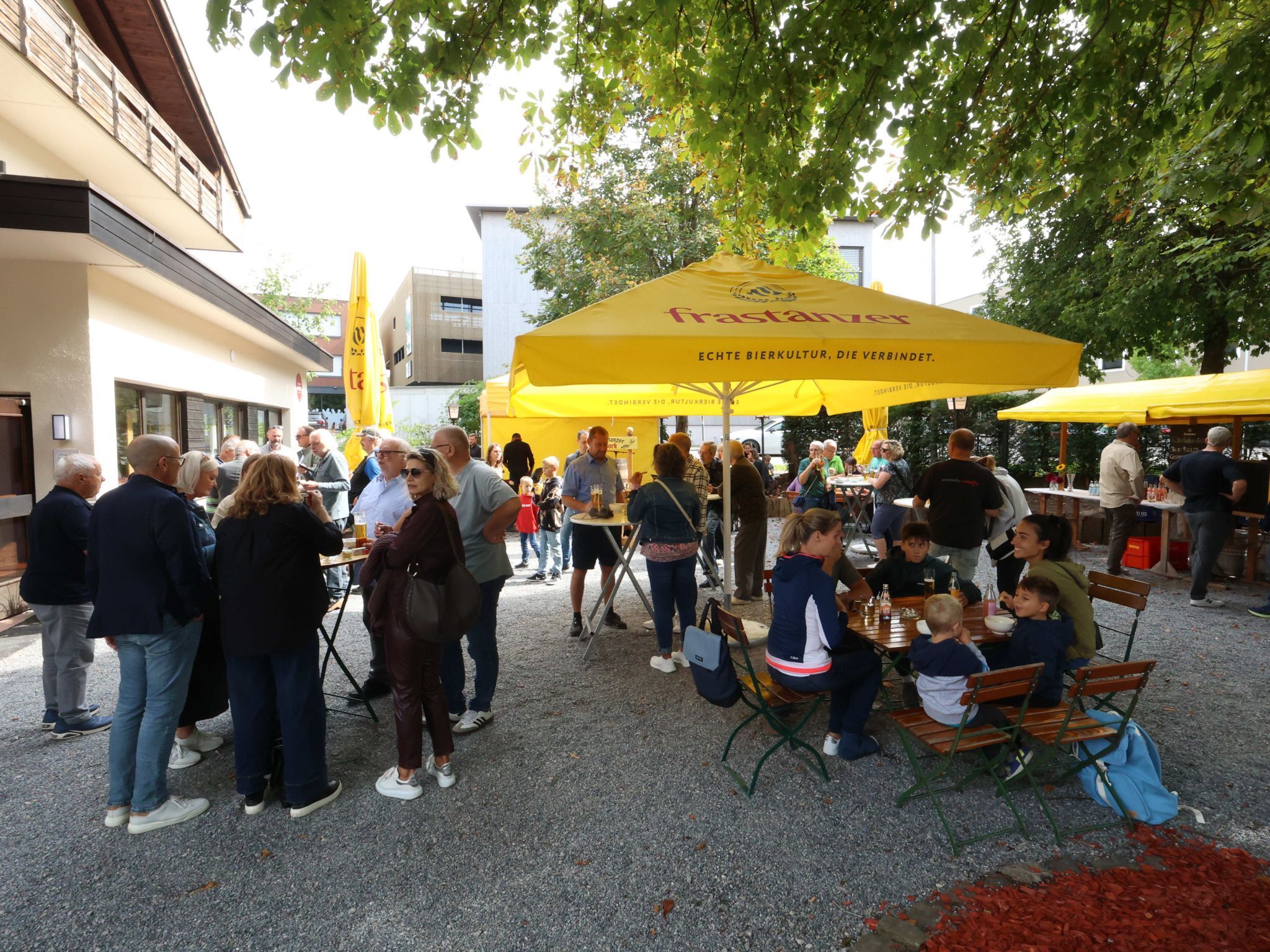 Der schön schattige Gastgarten. 