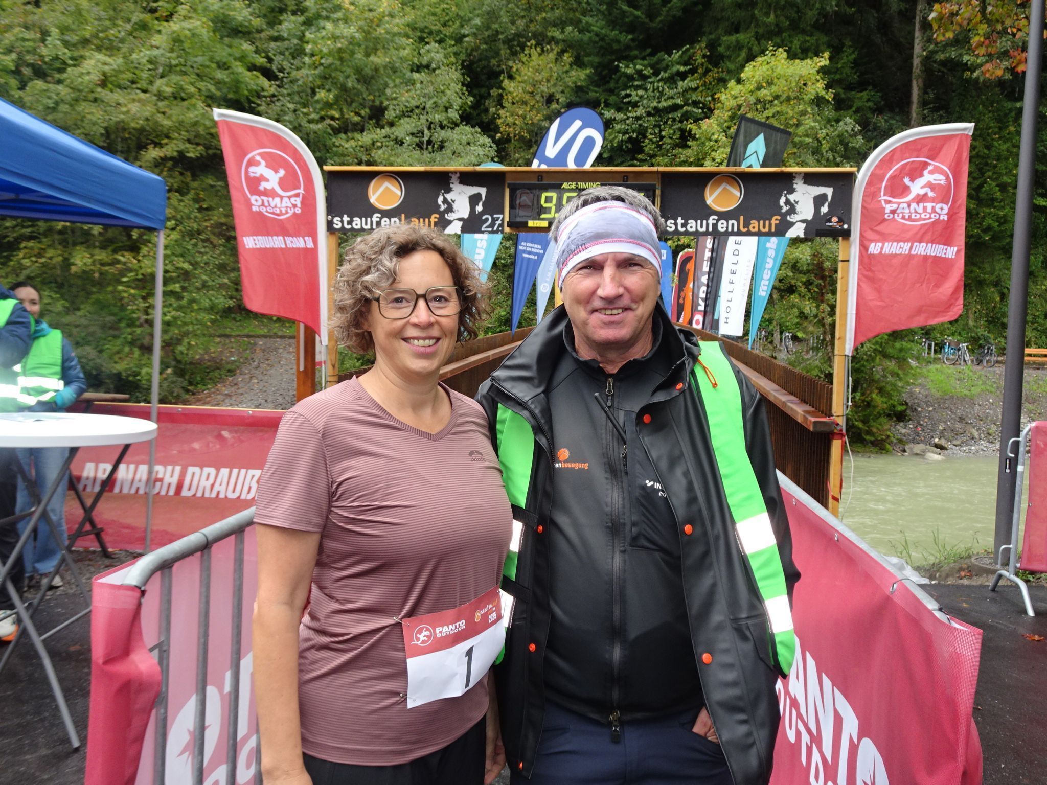 Staufenlauf-Gründer Bruno Greber hieß Sportstadträtin Barbara Röser als erste Läuferin am Start willkommen. 