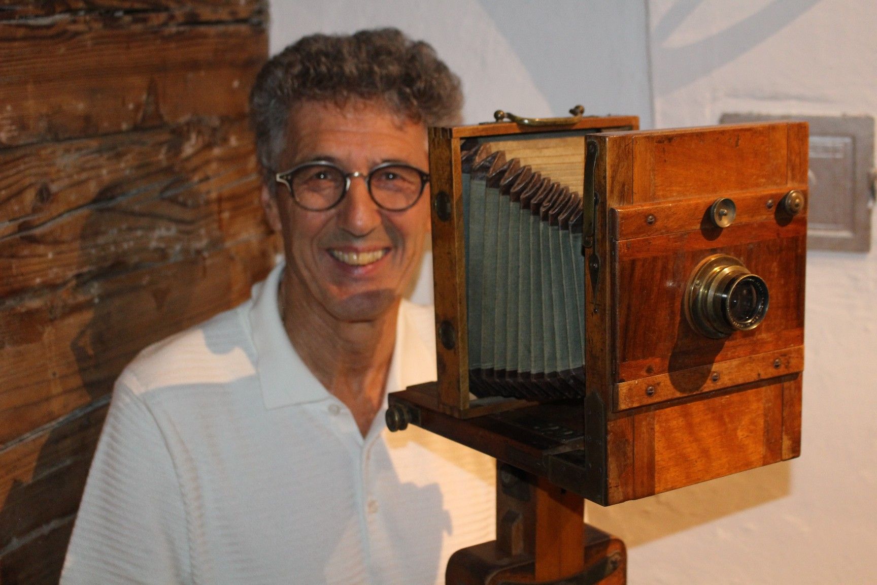 Rudolf Berchtel (im Bild mit der Platten-Kamera, mit der sein Großvater Kaspar Hiller vor mehr als 100 Jahren gearbeitet hat) hat es sich zur Aufgabe gemacht, die Geschichte der Fotografenfamilie Hiller/Berchtel aufzuarbeiten und zu dokumentiert.