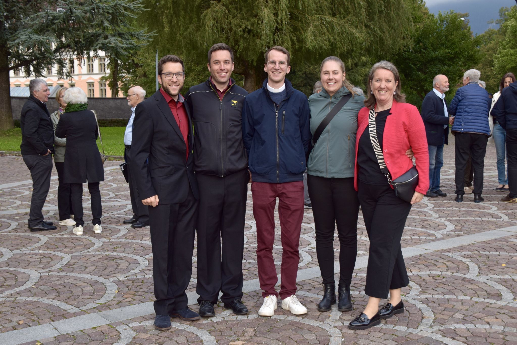 Elias und Georg Fritsche, Kaplan Jakob Geier, Theresa Bitschnau und Theresia Fritsche nach dem „Chörig“-Konzert am Kirchplatz Heilig Kreuz.
