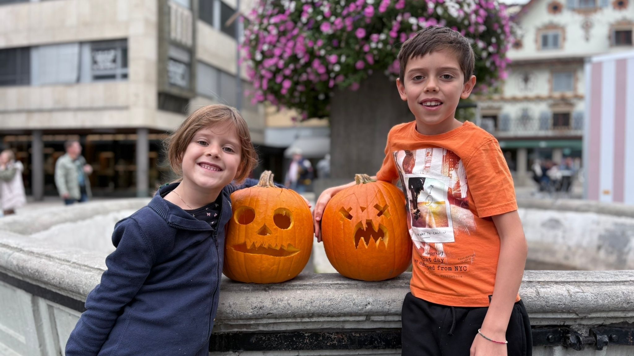 Lena und Elias präsentierten beim Herbstmarkt stolz ihre Kürbis-Kunstwerke. 
