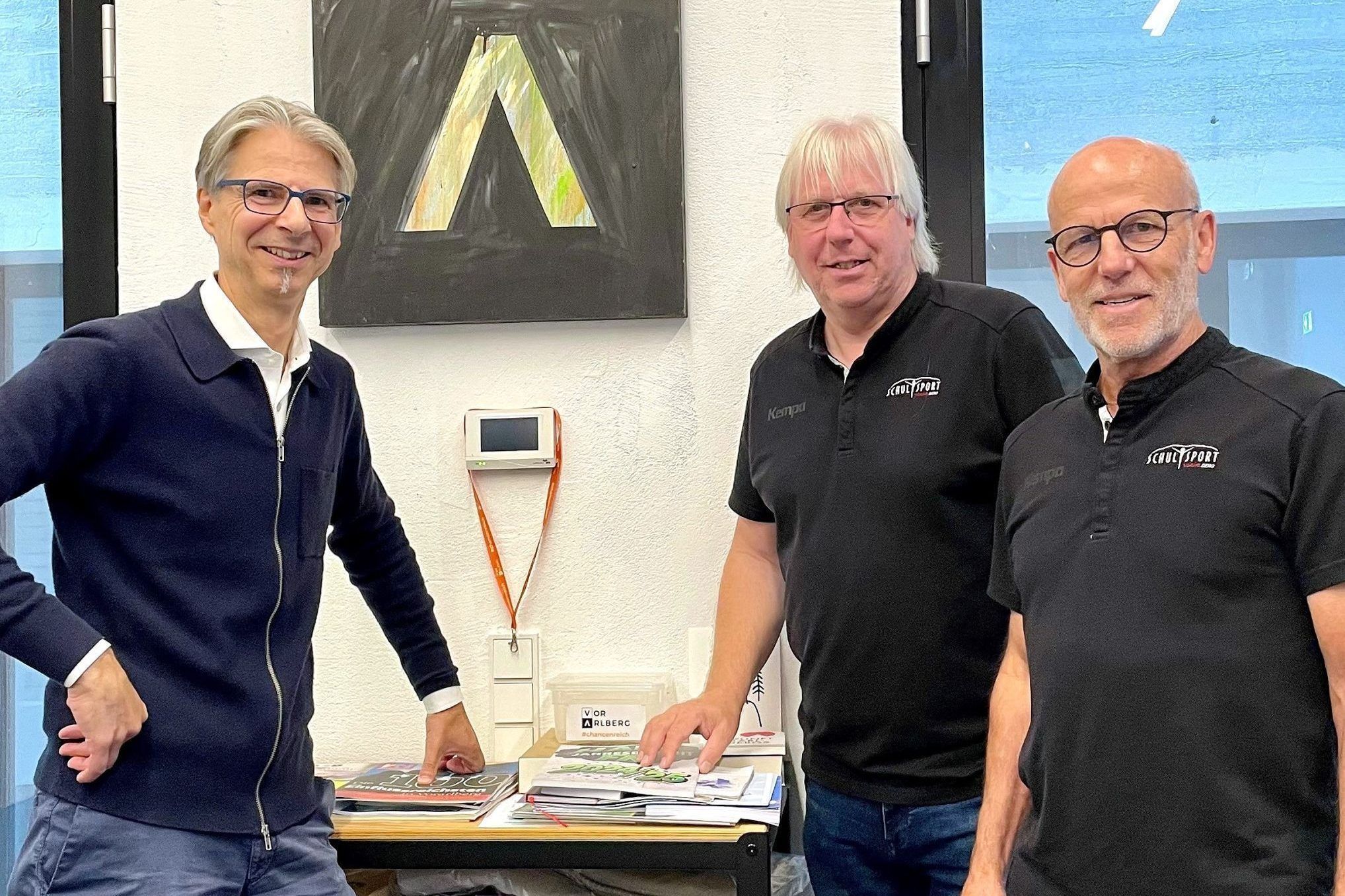 Die Verantwortlichen des Vorarlberger Schulsports, FI Mag. Conny Berchtold und Christoph Neyer mit Alexander Kappaurer (re.)