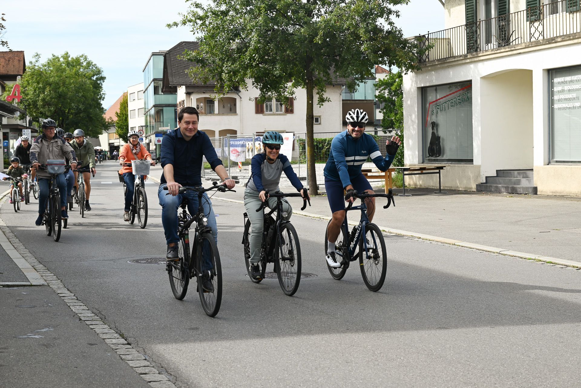 Lustenaus Bürgermeister Patrick Wiedl (links) führte die Fahrradparade vom Kirchplatz bis ins Ried an. 