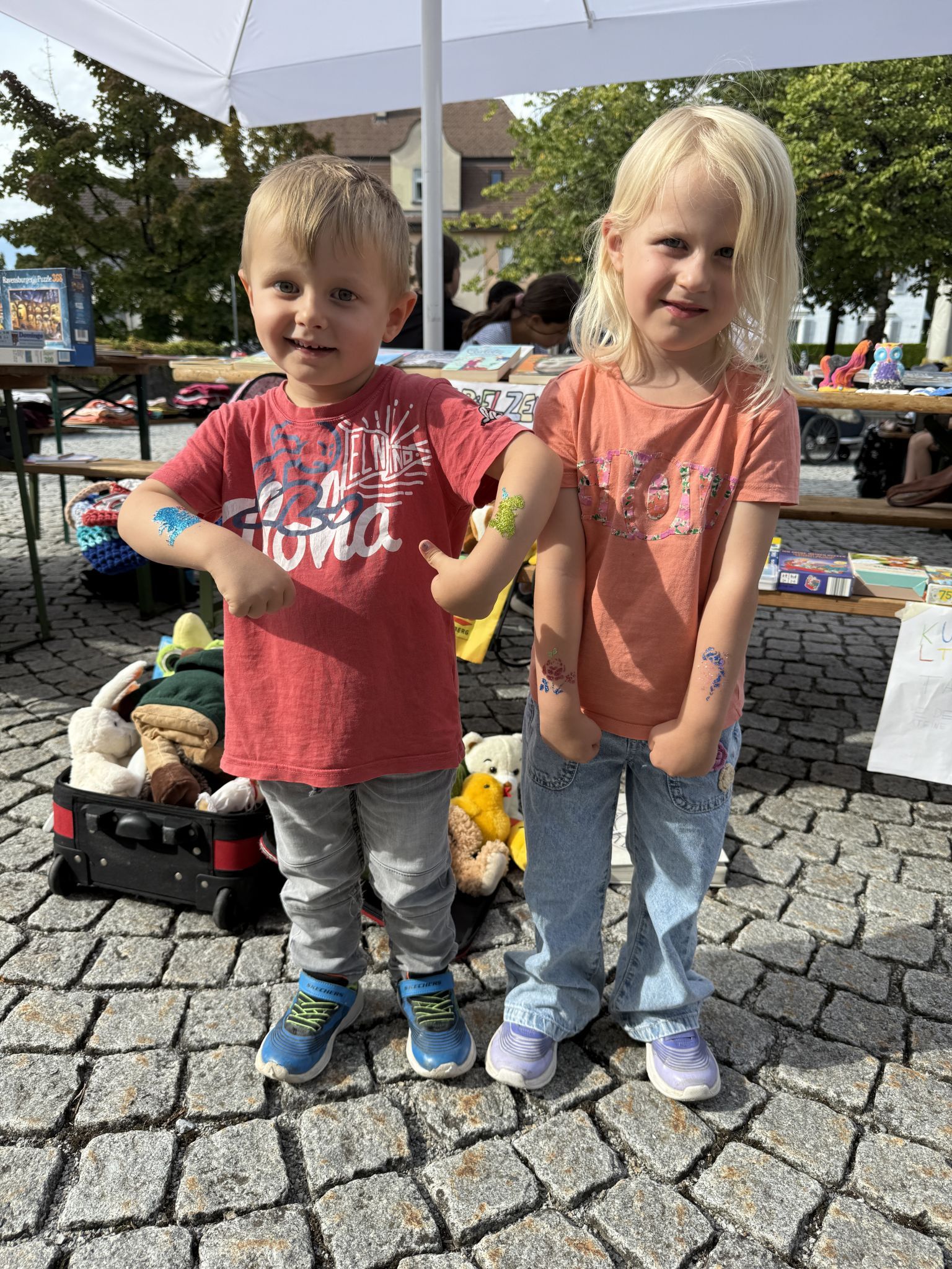 Alina und Noah Wendling zeigen stolz ihre Tattoos