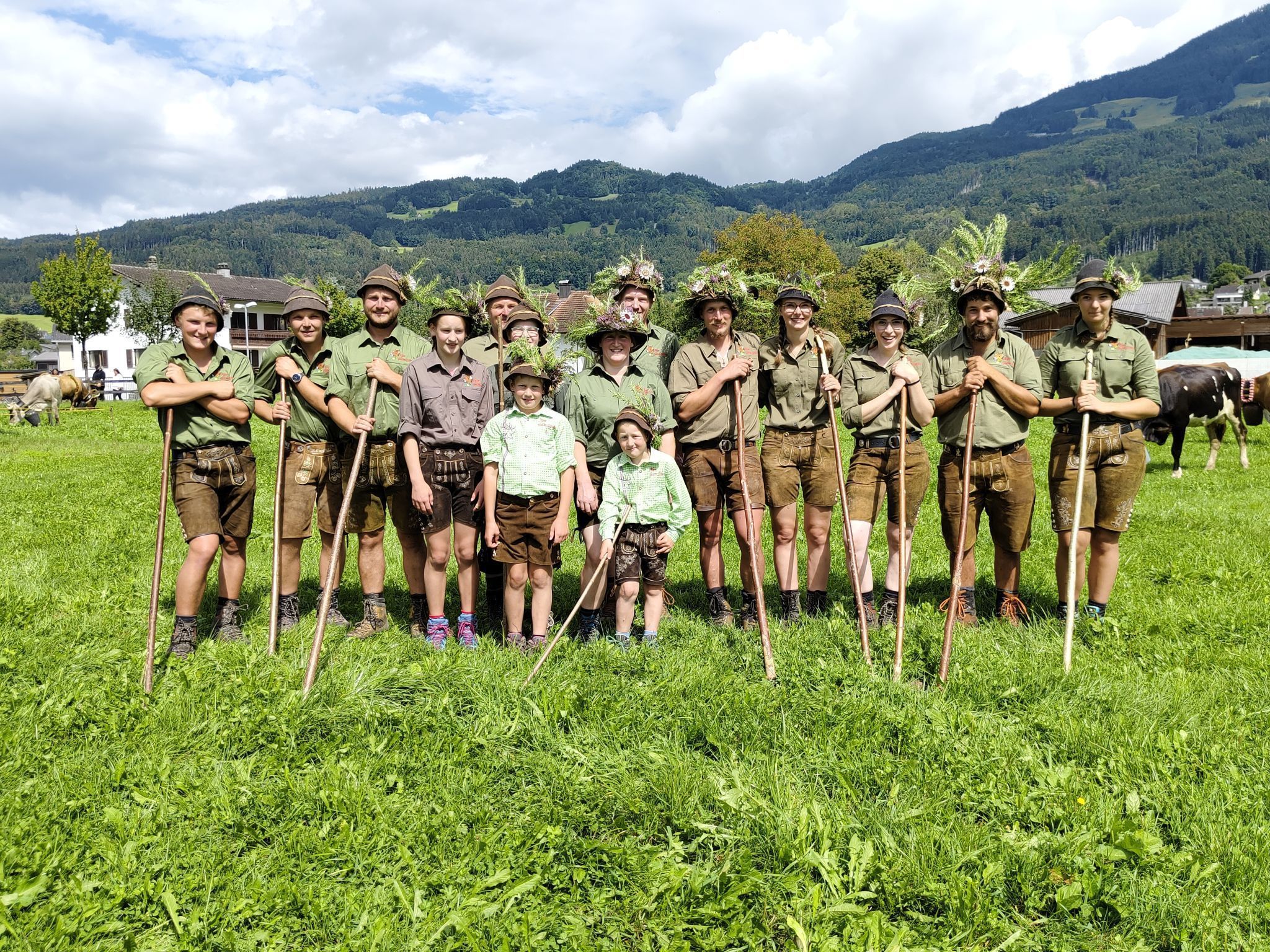 Alpmeister Werner Bischof mit den Älplerinnen und Älplern.