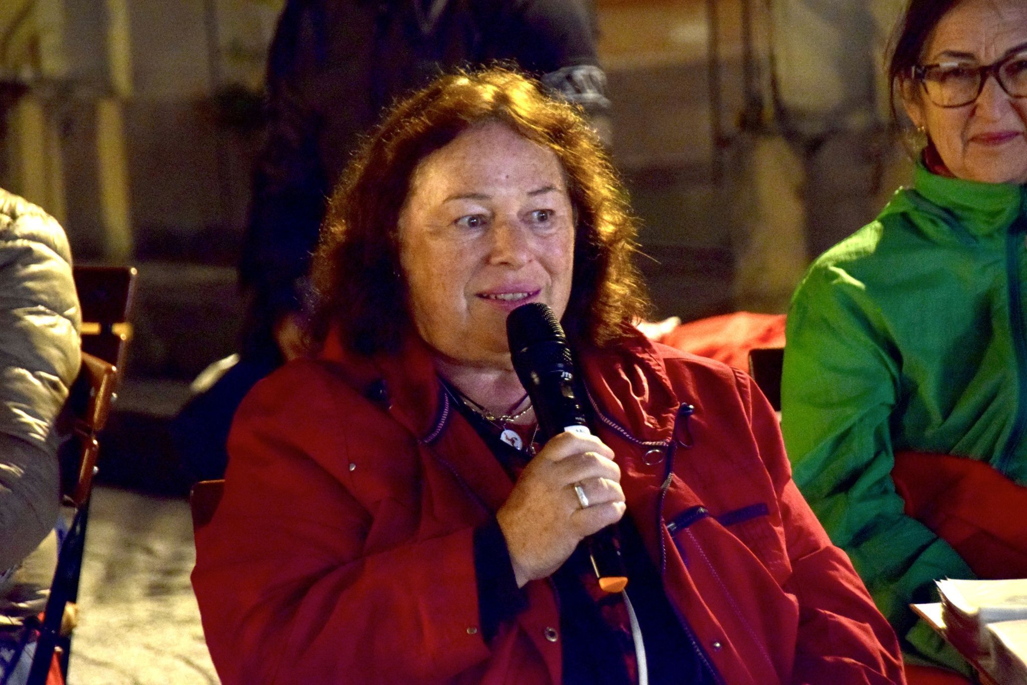 Ingrid Netzer am Mikrofon.