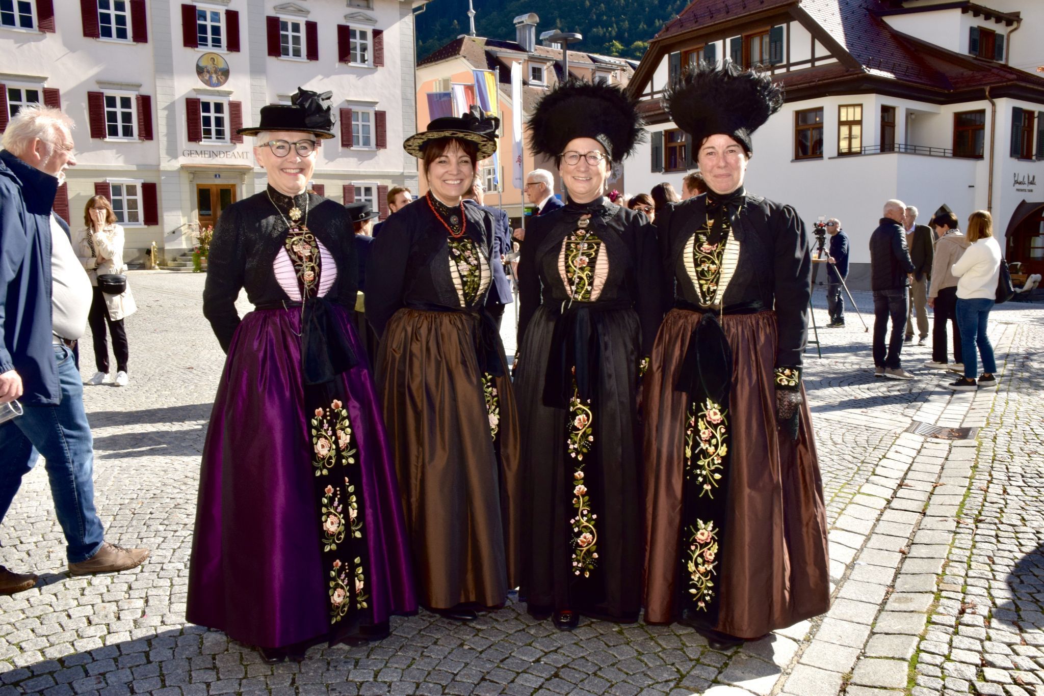 Ingrid Fritz, Natalie Zuderell, Petra Stocker und Andrea Ortner genossen die Agape nach der Erntedankmesse, zu der sie in der Montafoner Festtagstracht erschienen.