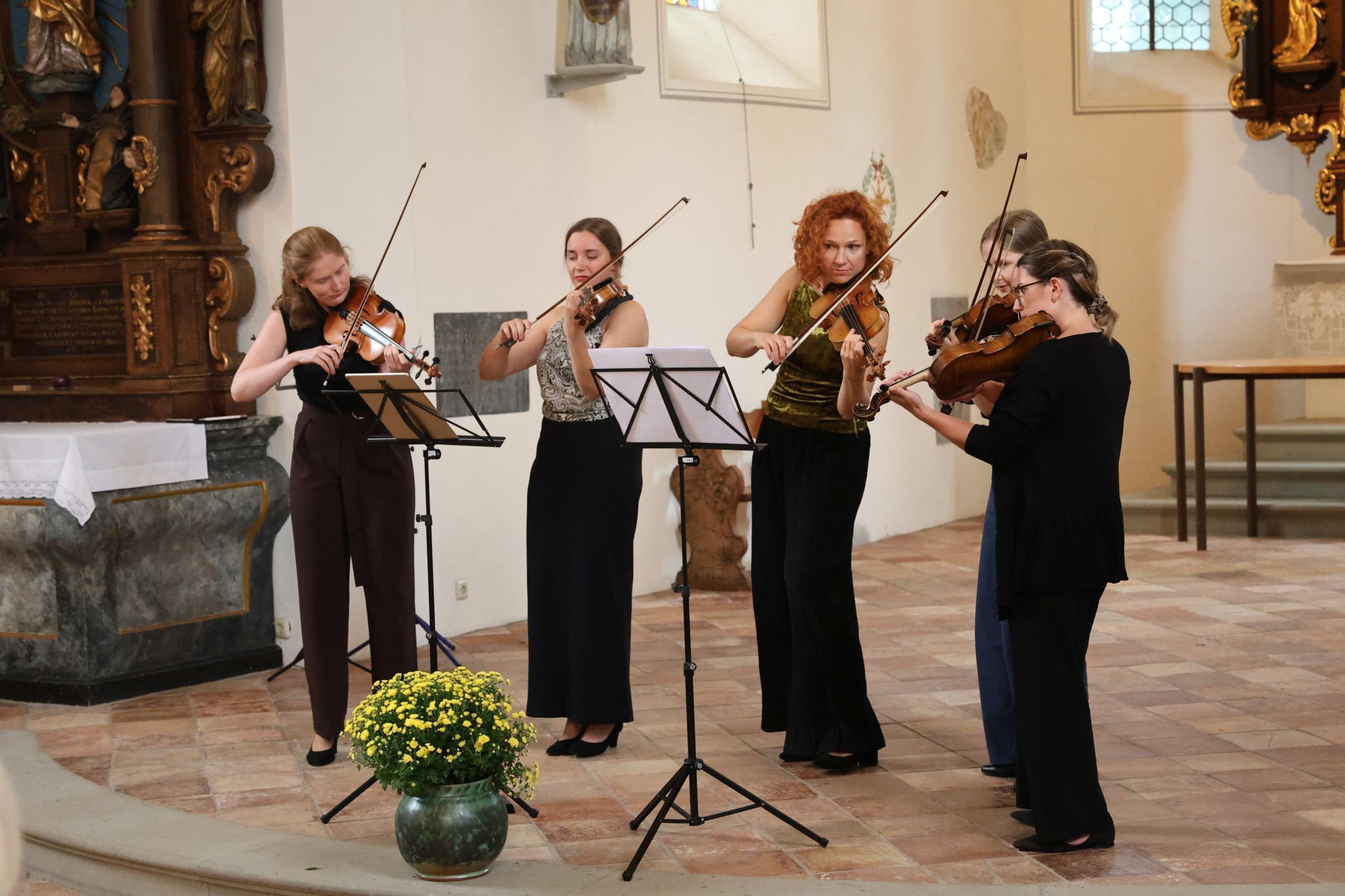 Sophie Heinrich (Mitte) musiziert mit Studentinnen.