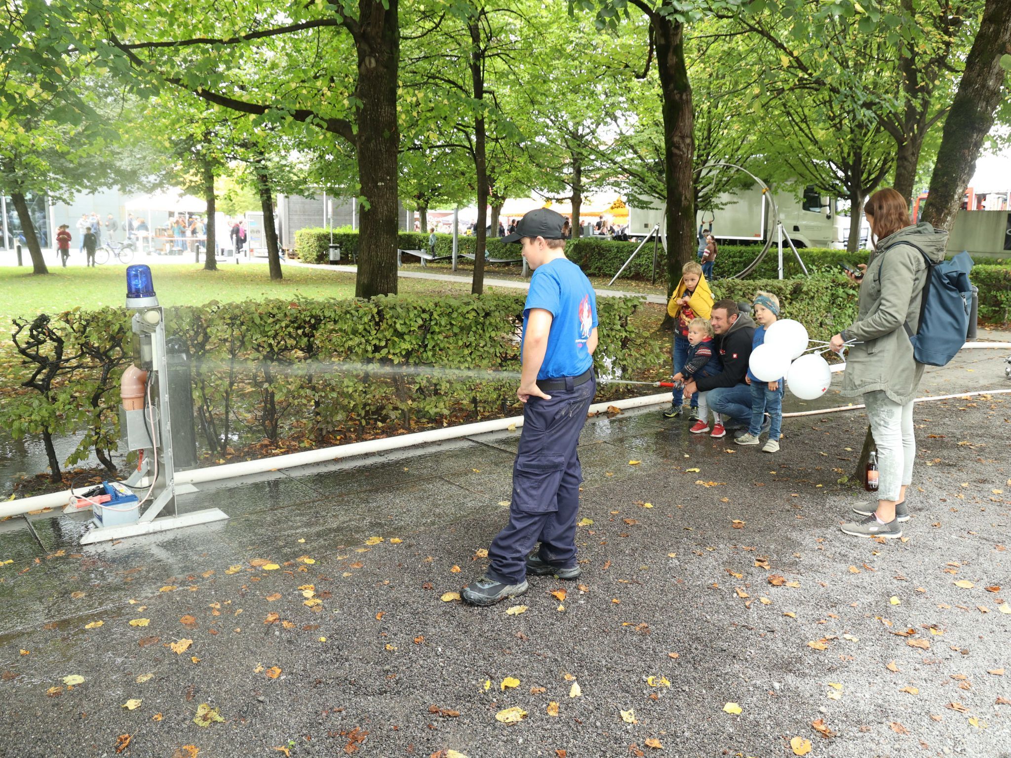 Familie Muxel am Stand der Jugendfeuerwehr.