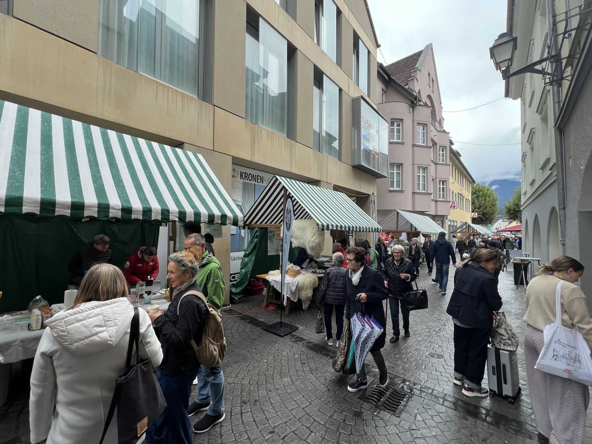 Die Besucher zeigten großes Interesse an den regionalen Produkten.