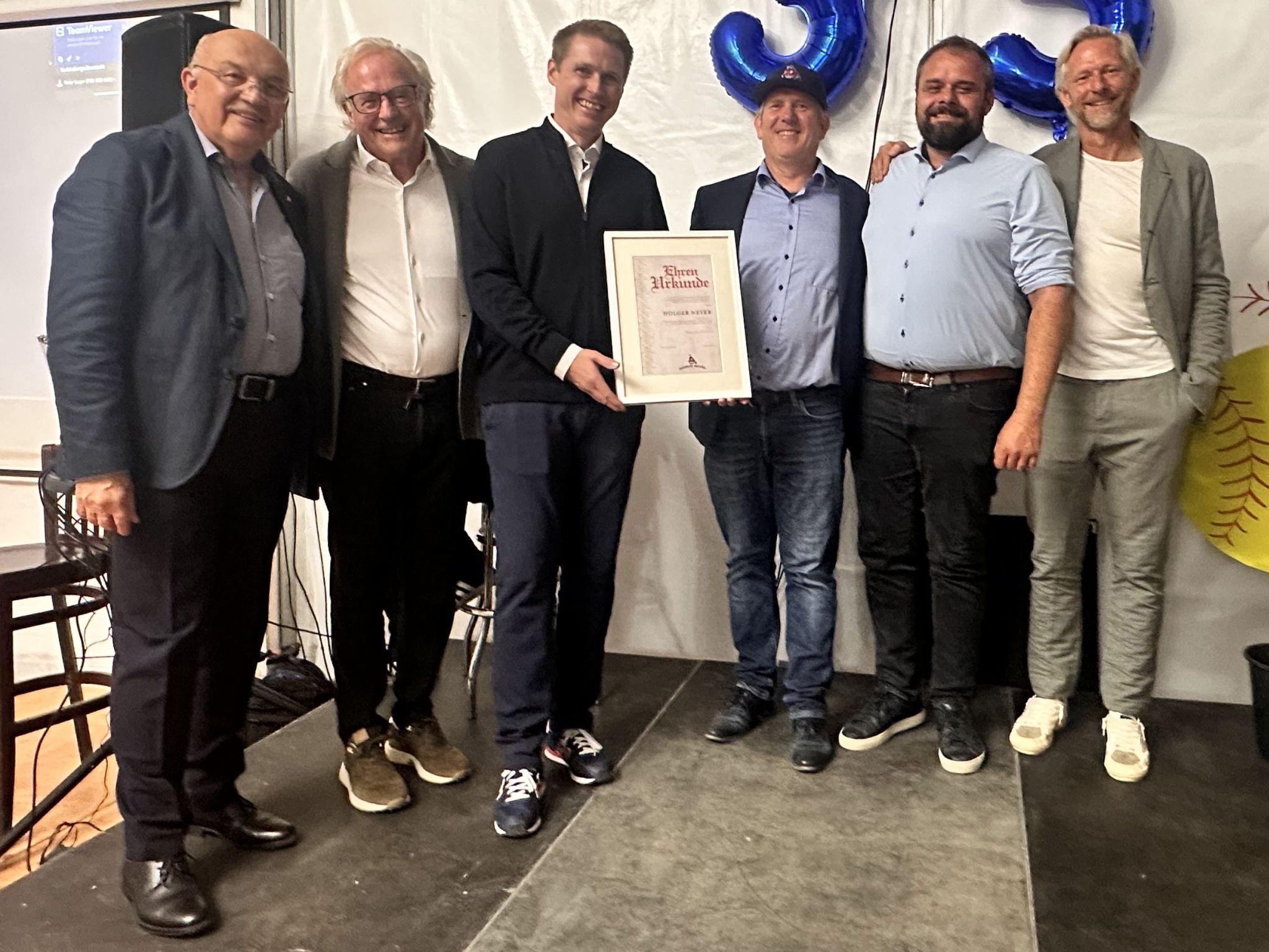 Holger Neyer freute sich über seine Ehrenurkunde.