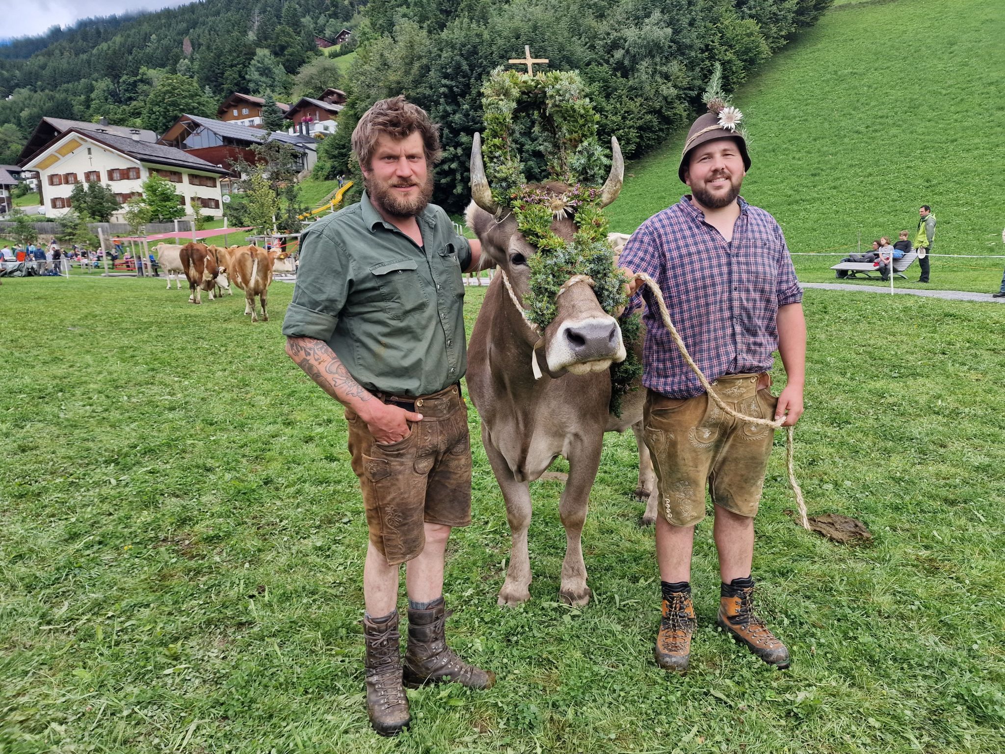 Alpabtrieb von der Alpe Latons ist ein freudiges Fest für das ganze Dorf. (Bildergalerie)