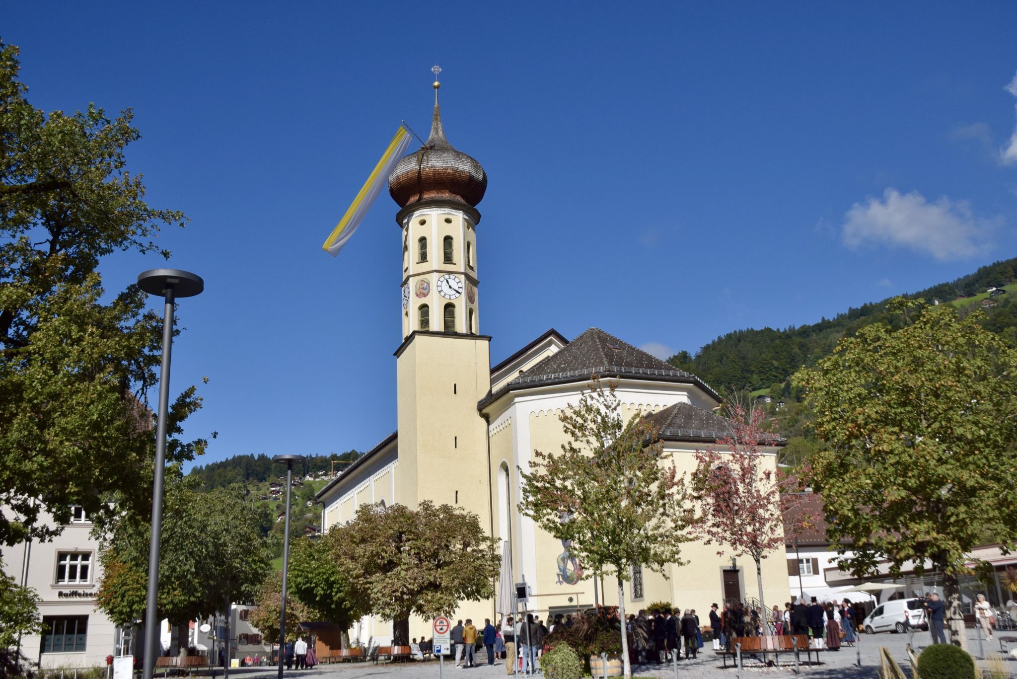 Zur Feier des Tages wurde die gelb-weiße Kirchenfahne am Turm des Münsters gehisst.