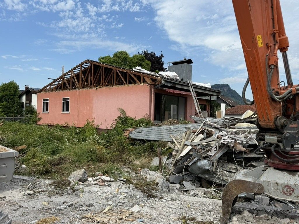 Die alten Gebäude auf dem Areal an der Lauteracher Klosterstraße sind abgerissen, die Spaten für den Spatenstich liegen bereit.   