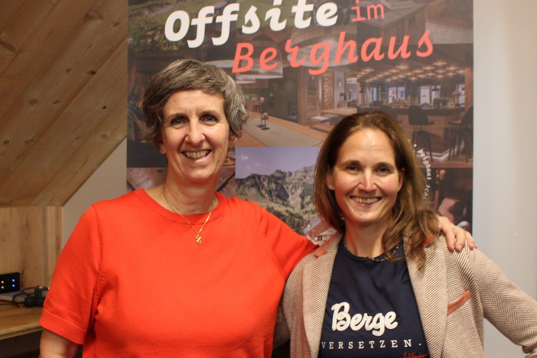 Berghaus-Chefin Steffi Schwarzmann freut sich mit Annabel Müller über den eindrucksvollen Vortragsabend..