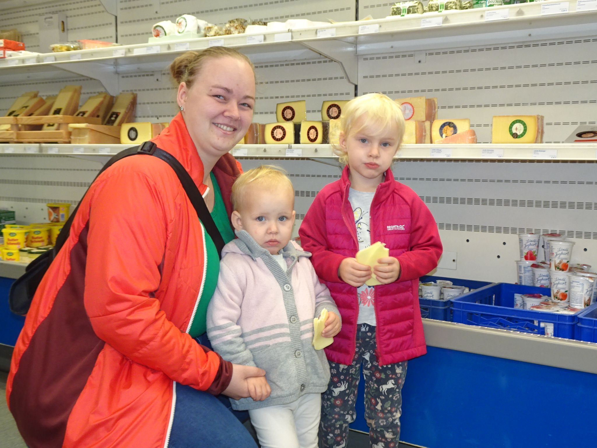 Teresa Steurer und ihre beiden Töchter Annabella und Valentina werden das Milchlädele im Hatlerdorf sehr vermissen. 