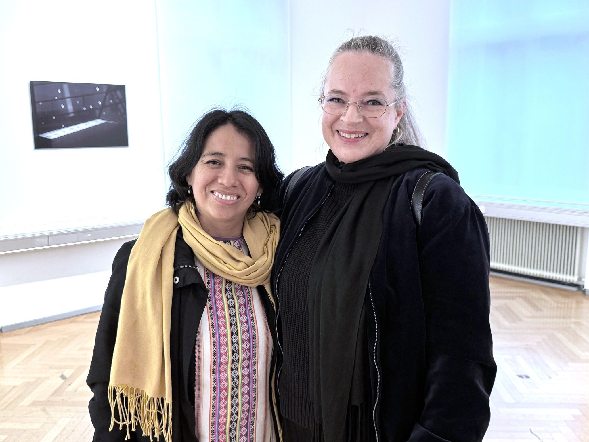 Unter den Besuchern: Die Kunstschaffenden Maribel Rico und Doris Maria Tschol.