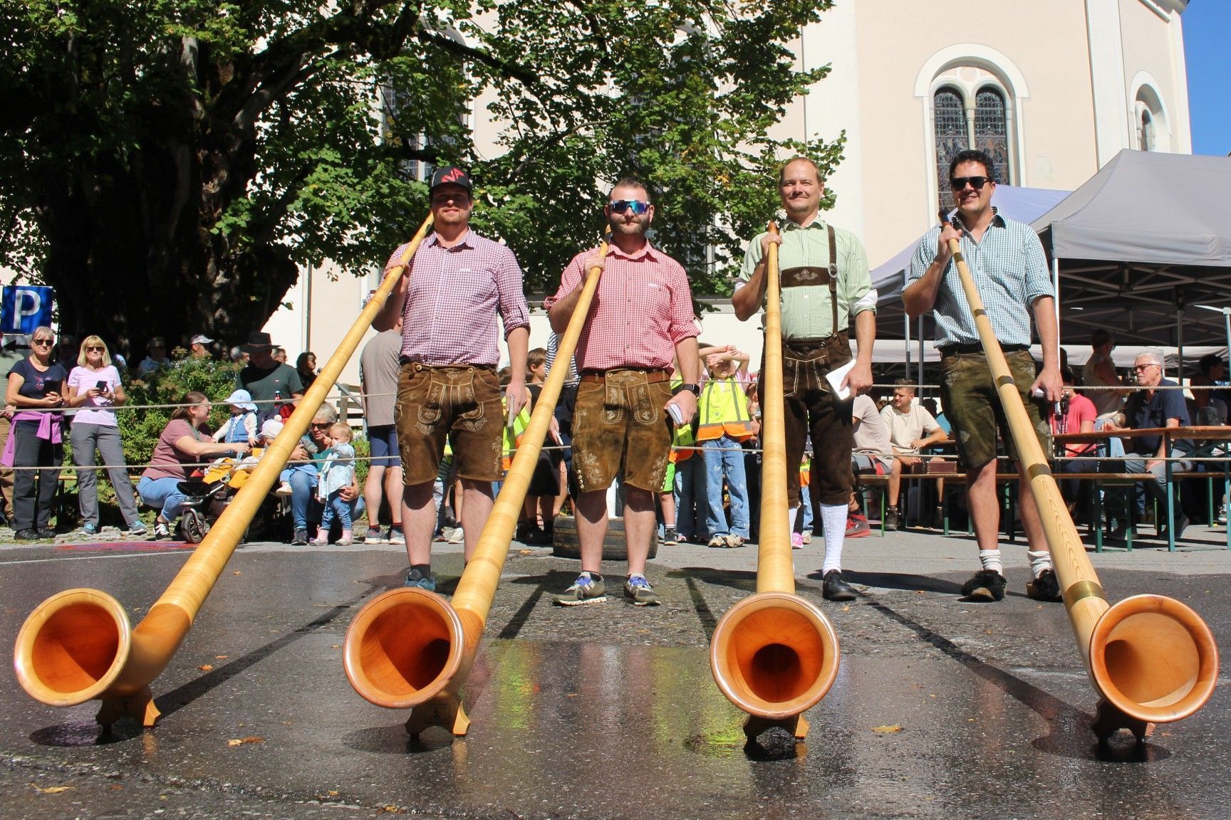 Die Alphornbläser Markus Gmeiner, Kevin Bereuter, Alexander Pfanner und Andreas Sutterlüty brachten „Alp-Atmosphäre“ auf den Dorfplatz.