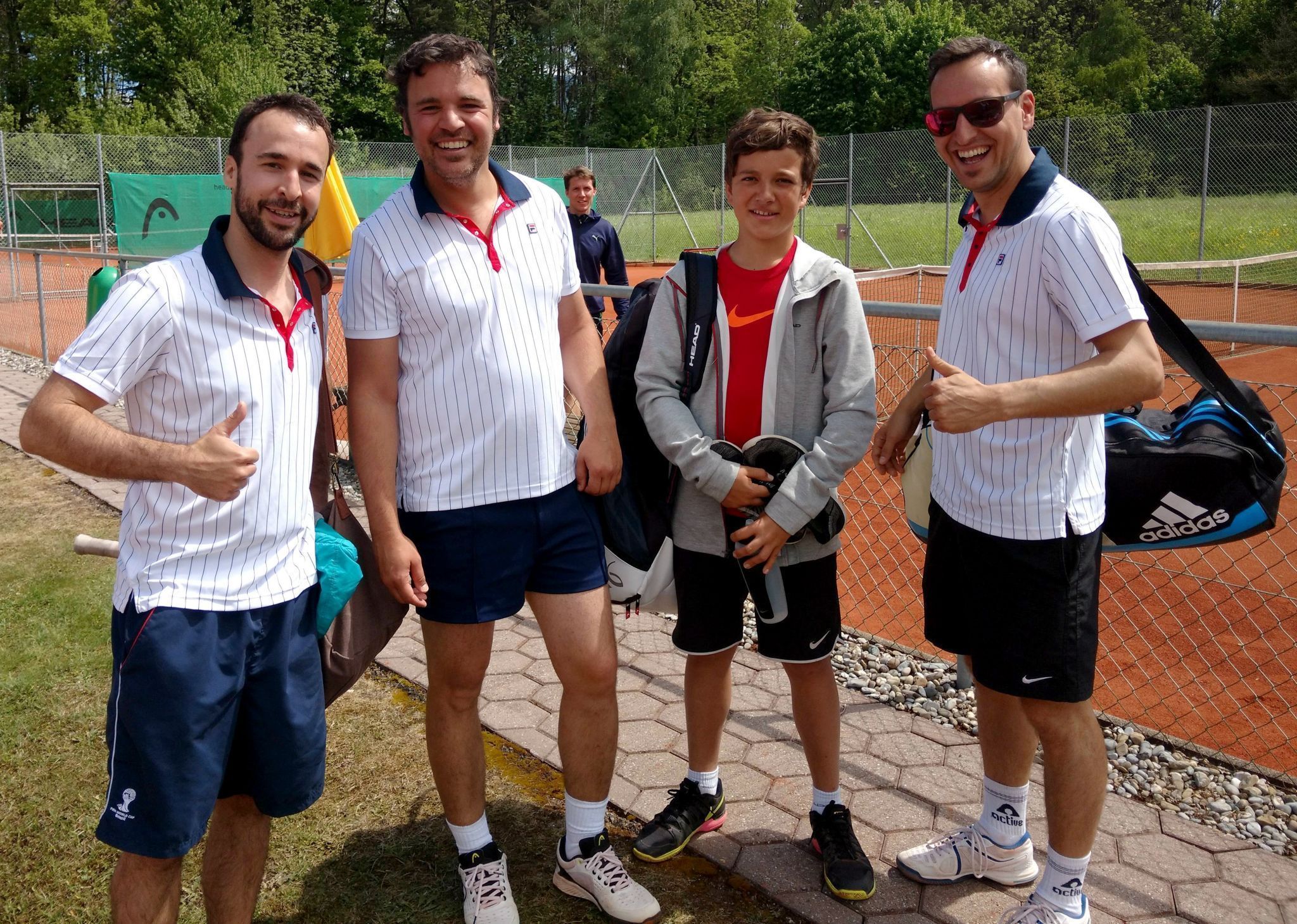 Philipp (2.v.l.)  mit Freunden am Tennisplatz – mehr als nur ein Match, es war Gemeinschaft.
