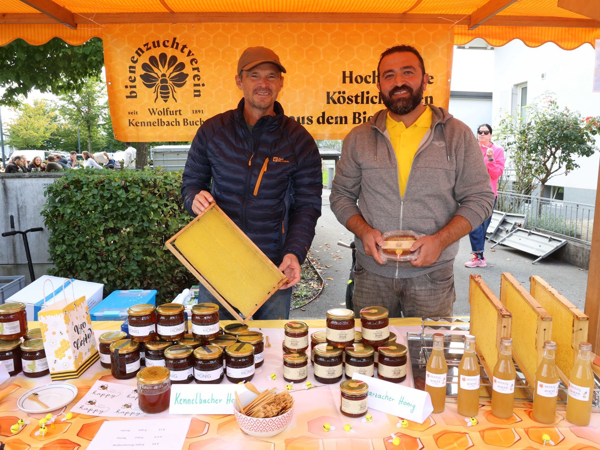 Robert Simma und Atilla Simsek vom Bienenzuchtverein.