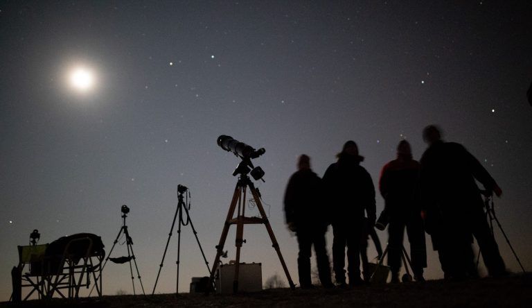 "Ich bin schon neugierig": Am Sonntag knipst der Mond das Licht aus