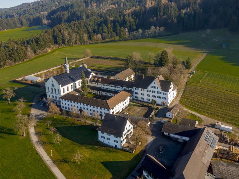 „Auch wir sind nur normale Menschen“ – Warum eine Nonne und ein Mönch ins Kloster gingen