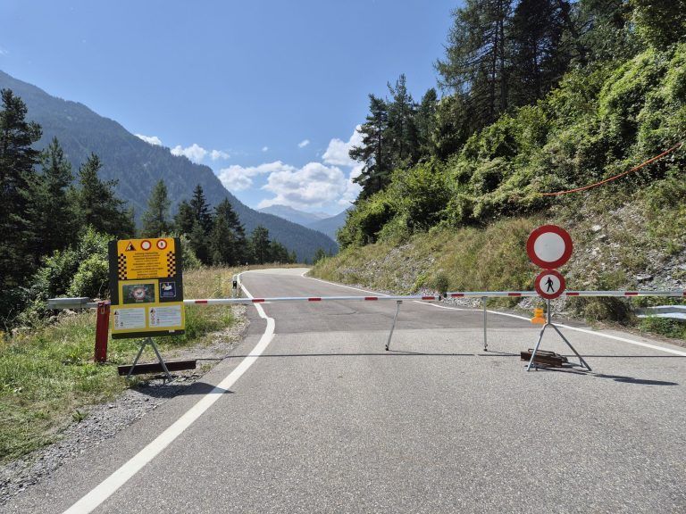 Diese Straße führt weiter bis zum Dorf Brienz. Befahren dürfen sie aber nur eingetragene Bewohner des Orts. Tagsüber erhalten sie von 9 bis 21 Uhr Zugang.
