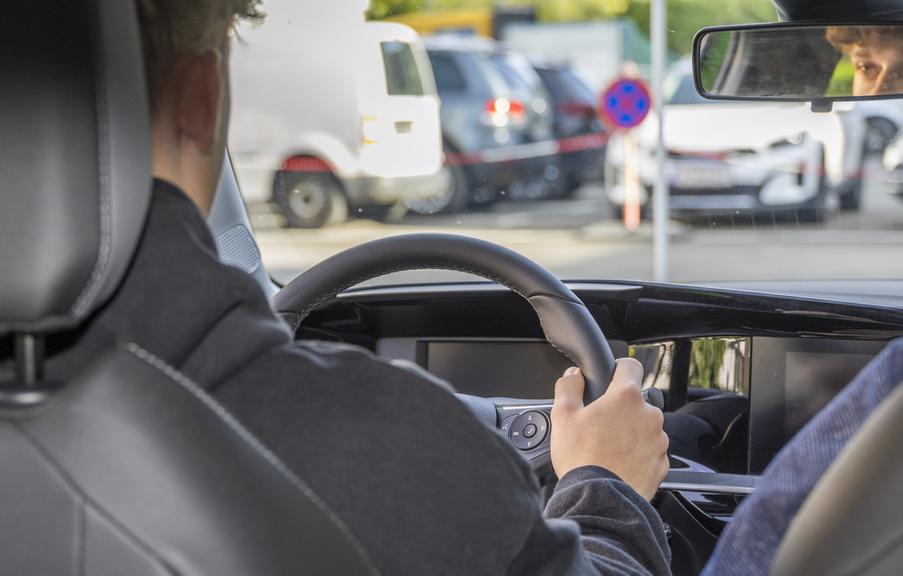 Chaos bei Führerschein-Prüfterminen in Vorarlberg drängt Fahrschüler in andere Bundesländer