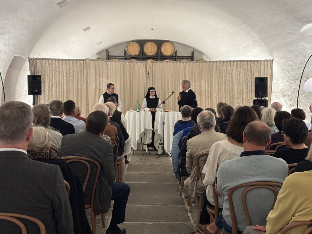 „Auch wir sind nur normale Menschen“ – Warum eine Nonne und ein Mönch ins Kloster gingen