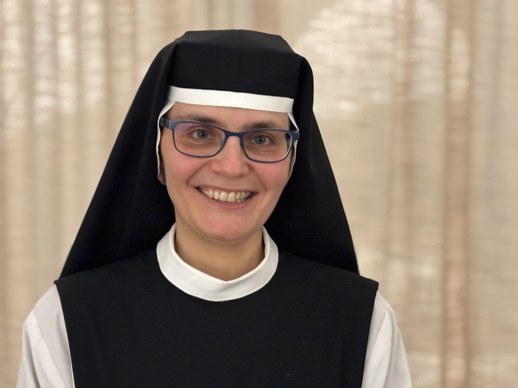 „Auch wir sind nur normale Menschen“ – Warum eine Nonne und ein Mönch ins Kloster gingen